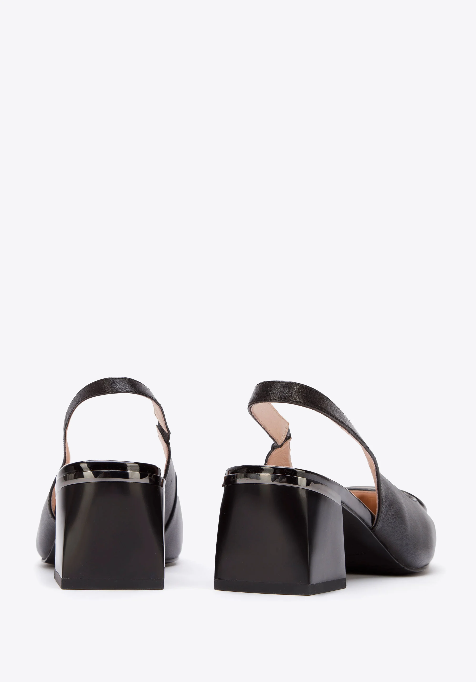 Czółenka skórzane na słupku z klamrą