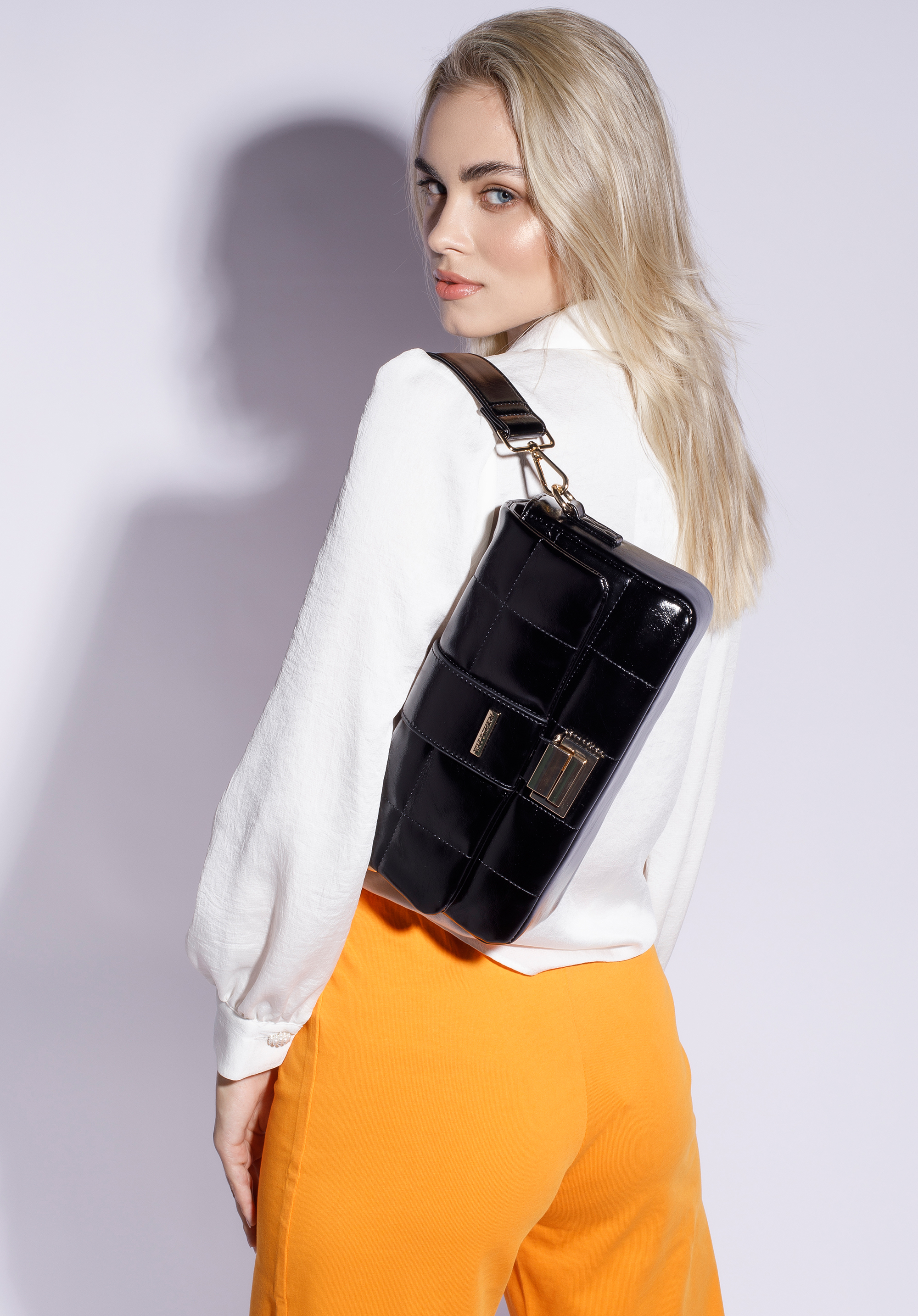 Damska torebka z błyszczącej pikowanej ekoskóry