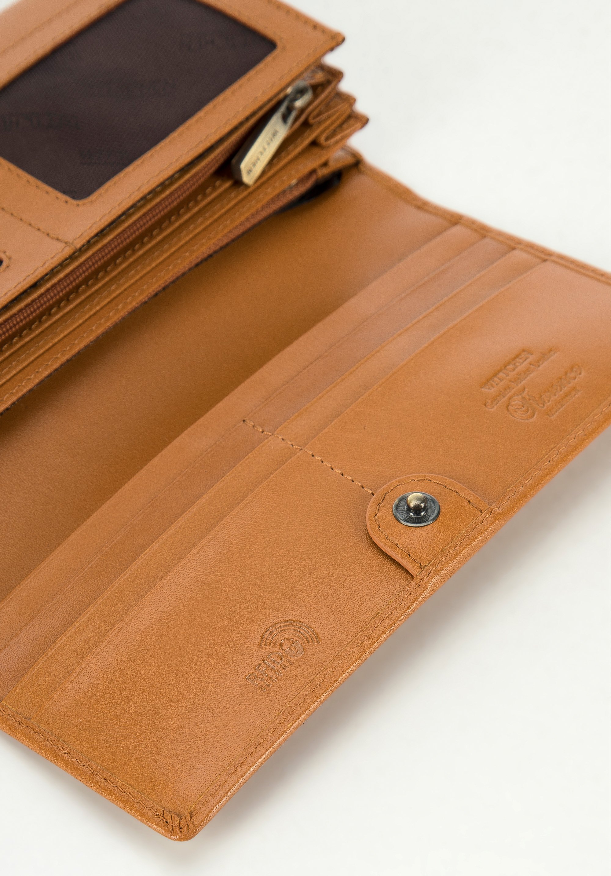 Damski portfel skórzany o prostym kroju