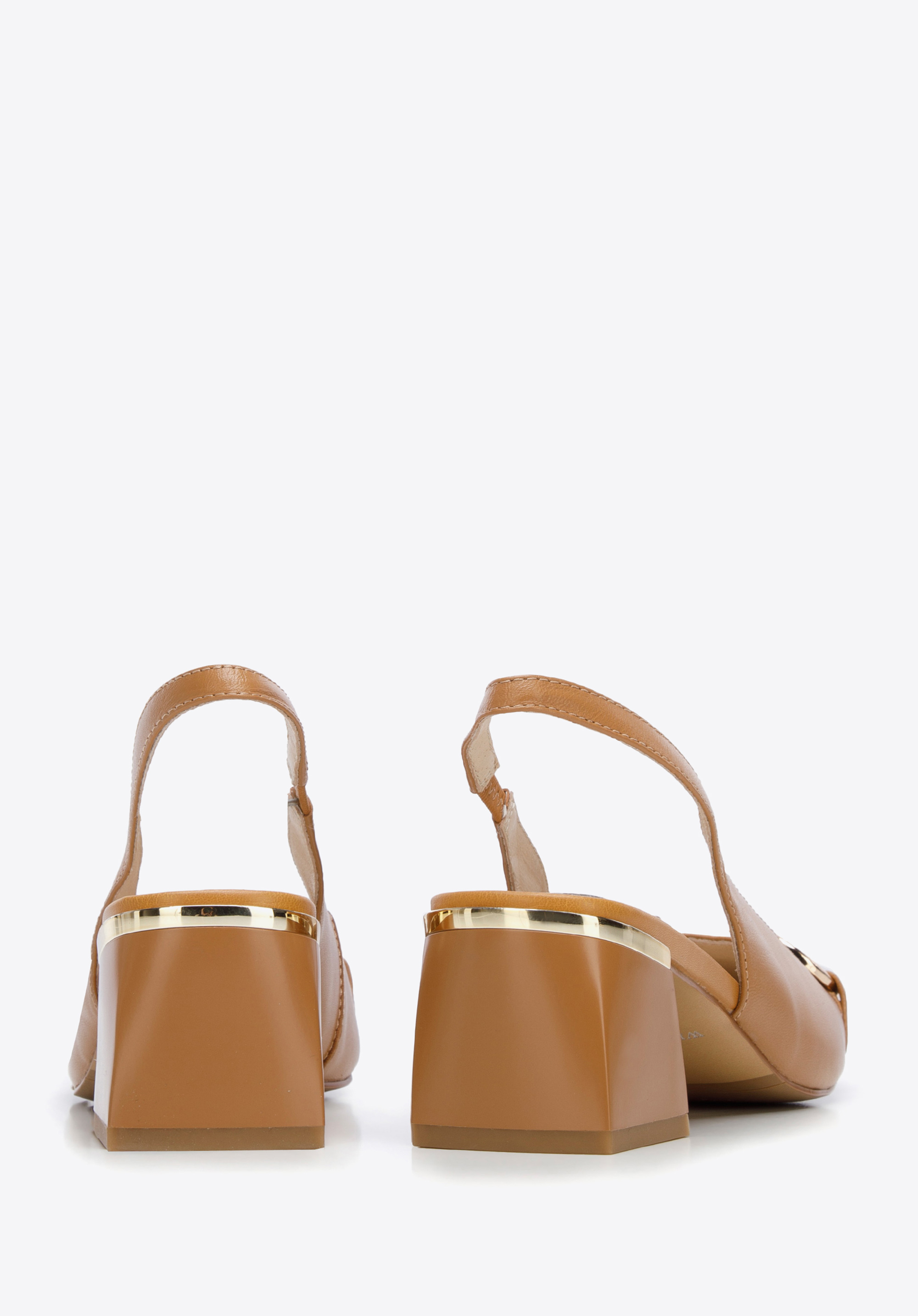 Czółenka ze skóry z klamerką