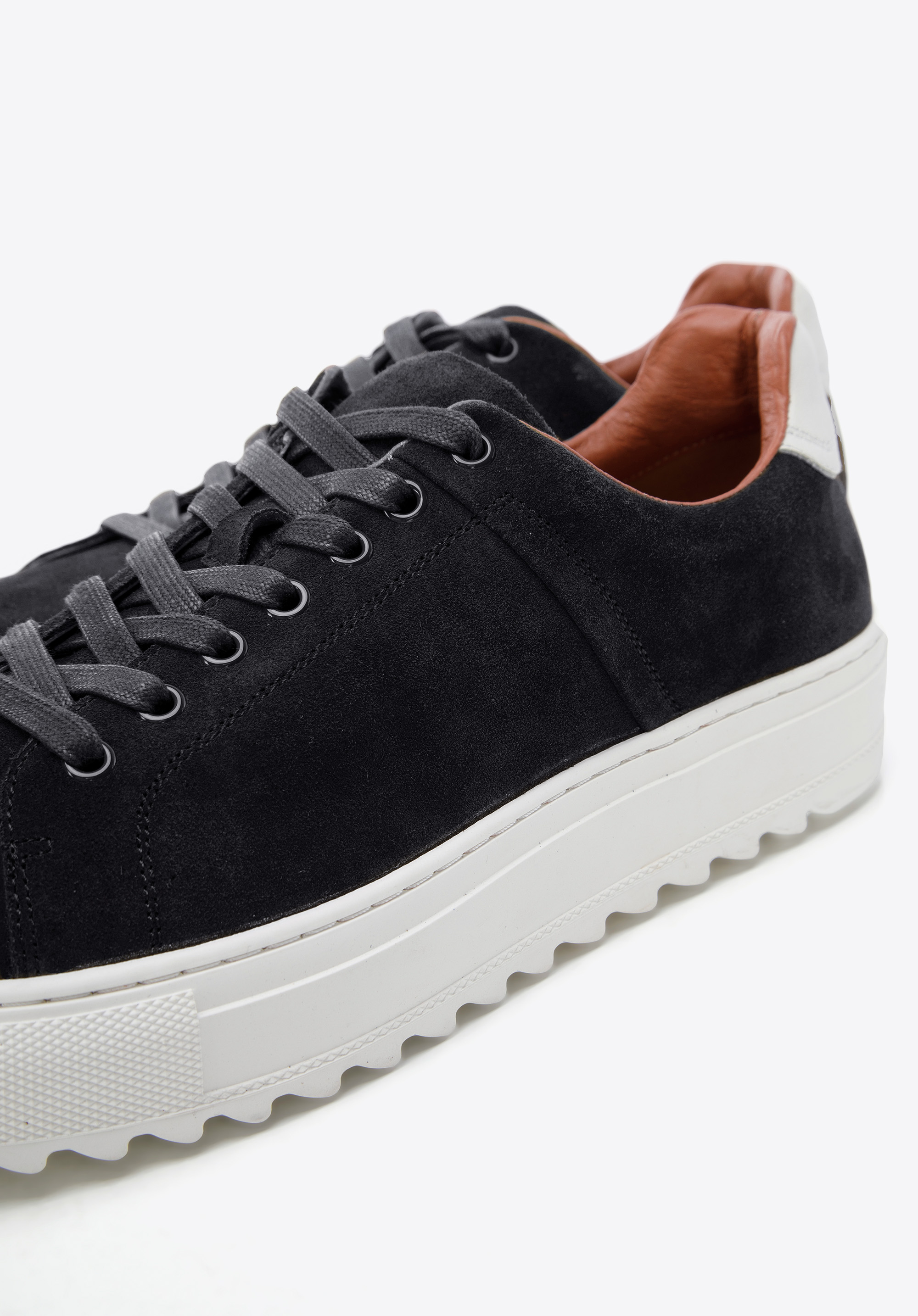 Męskie sneakersy zamszowe na grubej podeszwie