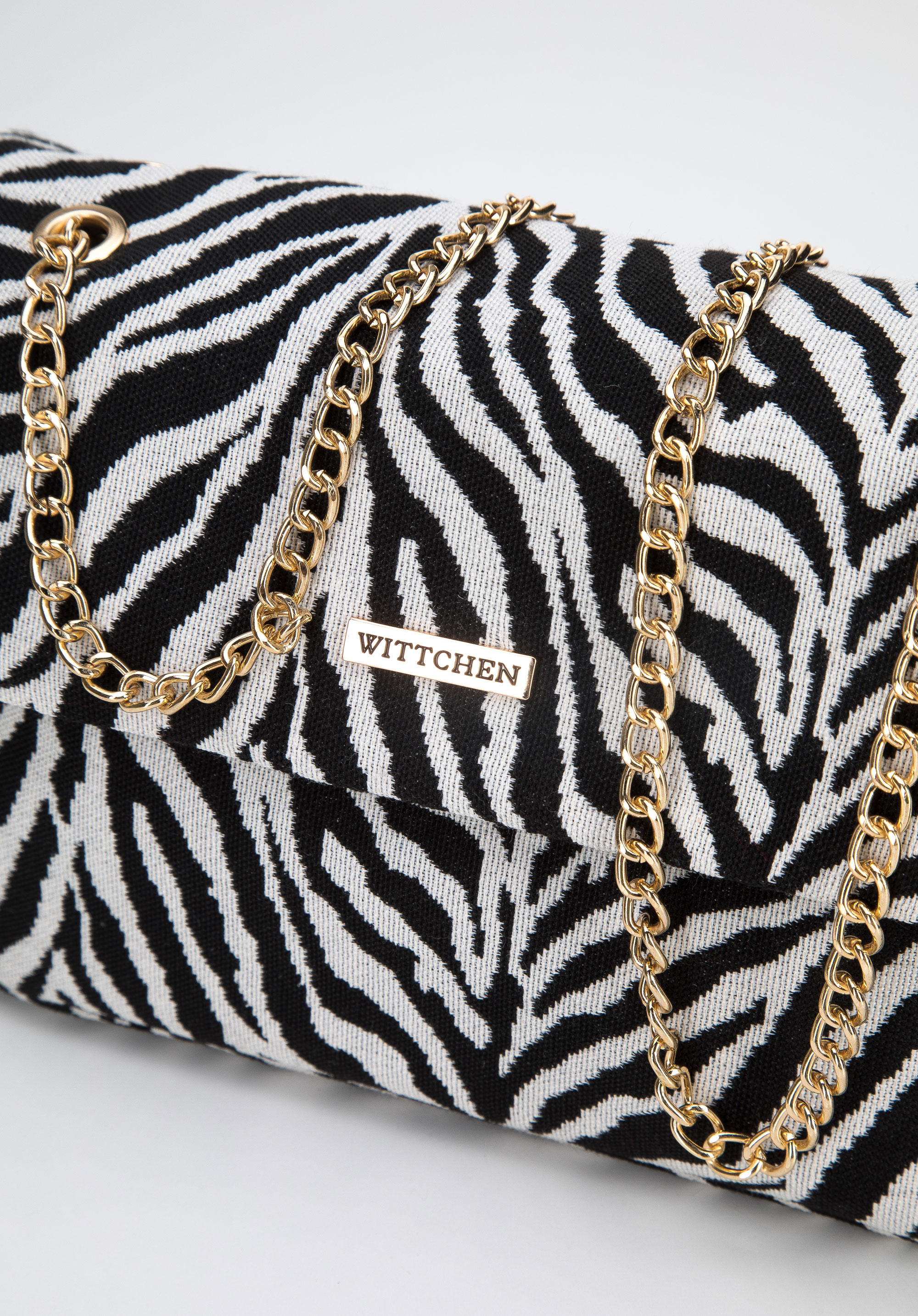 Damska torebka w zebrę na łańcuszku