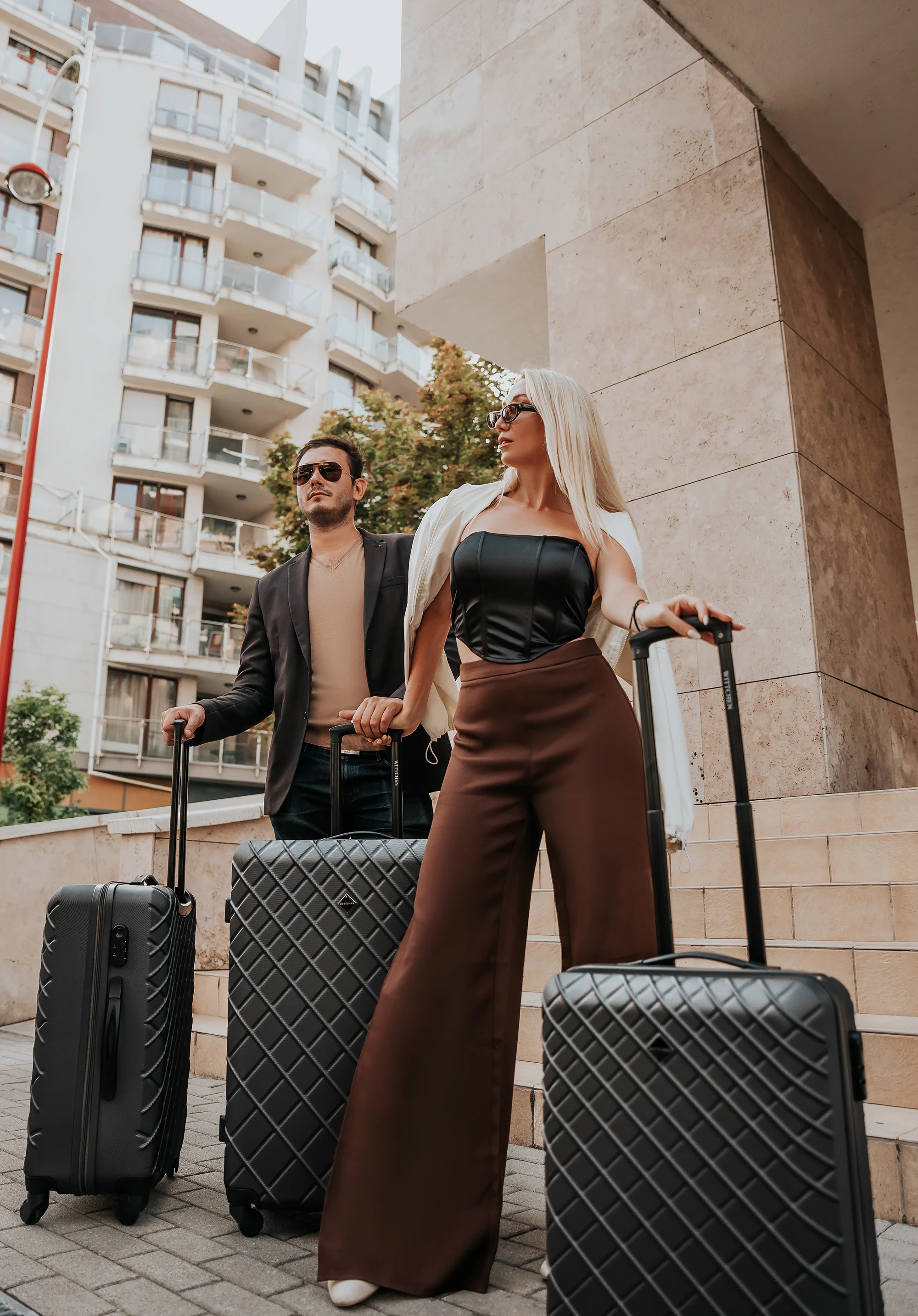 Średnia walizka z ABS-u w ukośną kratkę