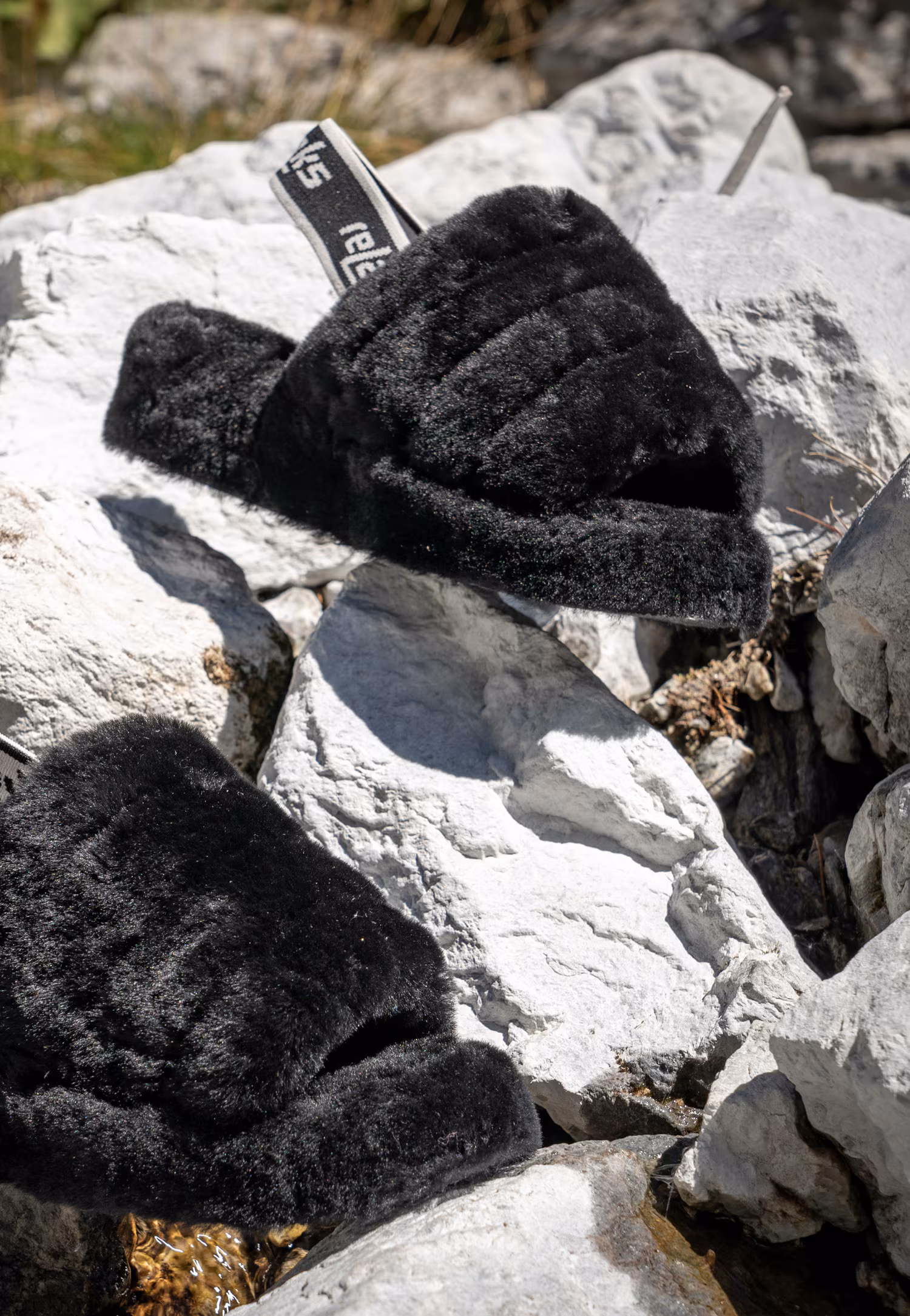 RELAKS czarne puchate kapcie z gumką na piętę