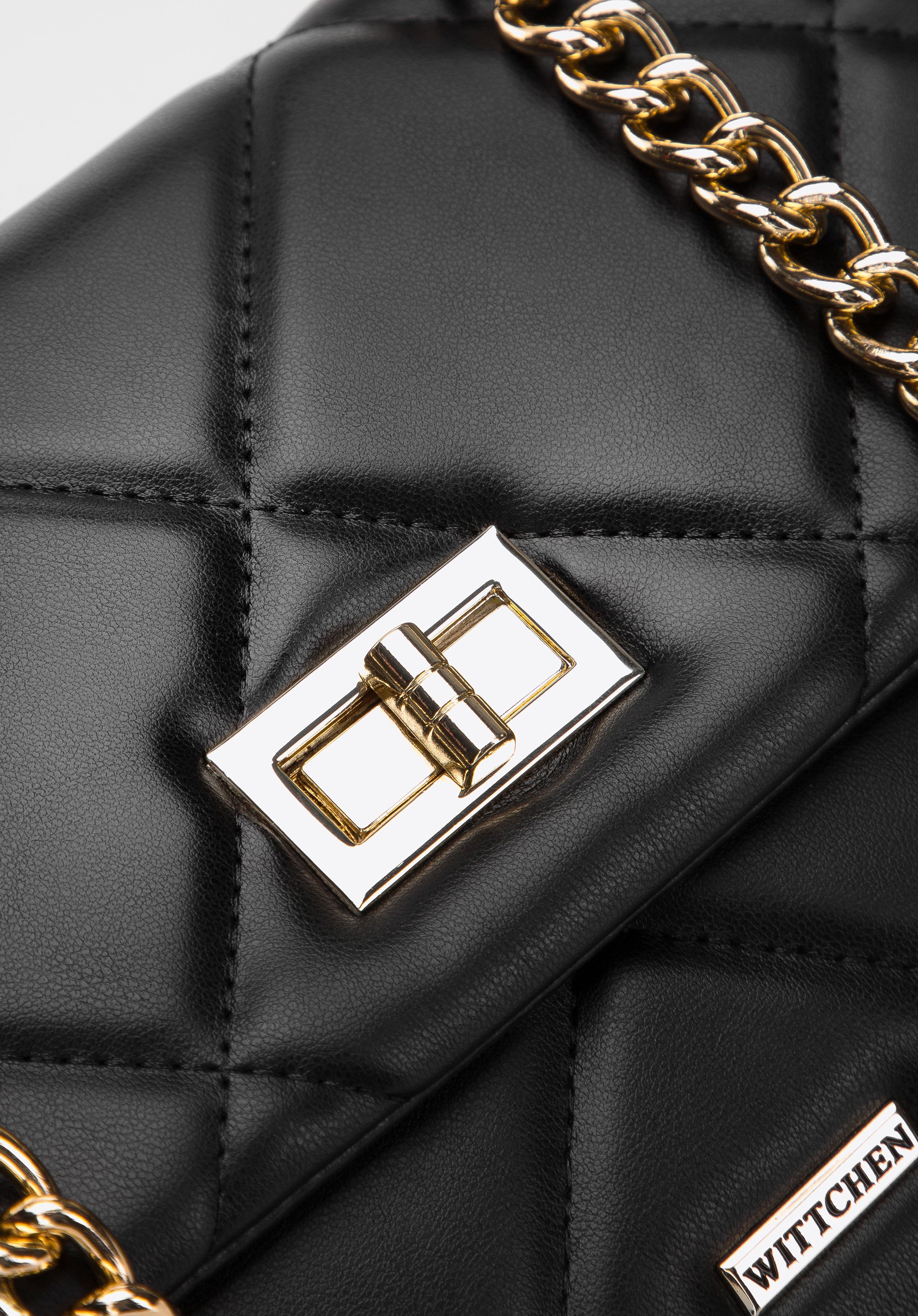 Damska torebka pikowana w kwadraty na łańcuszku