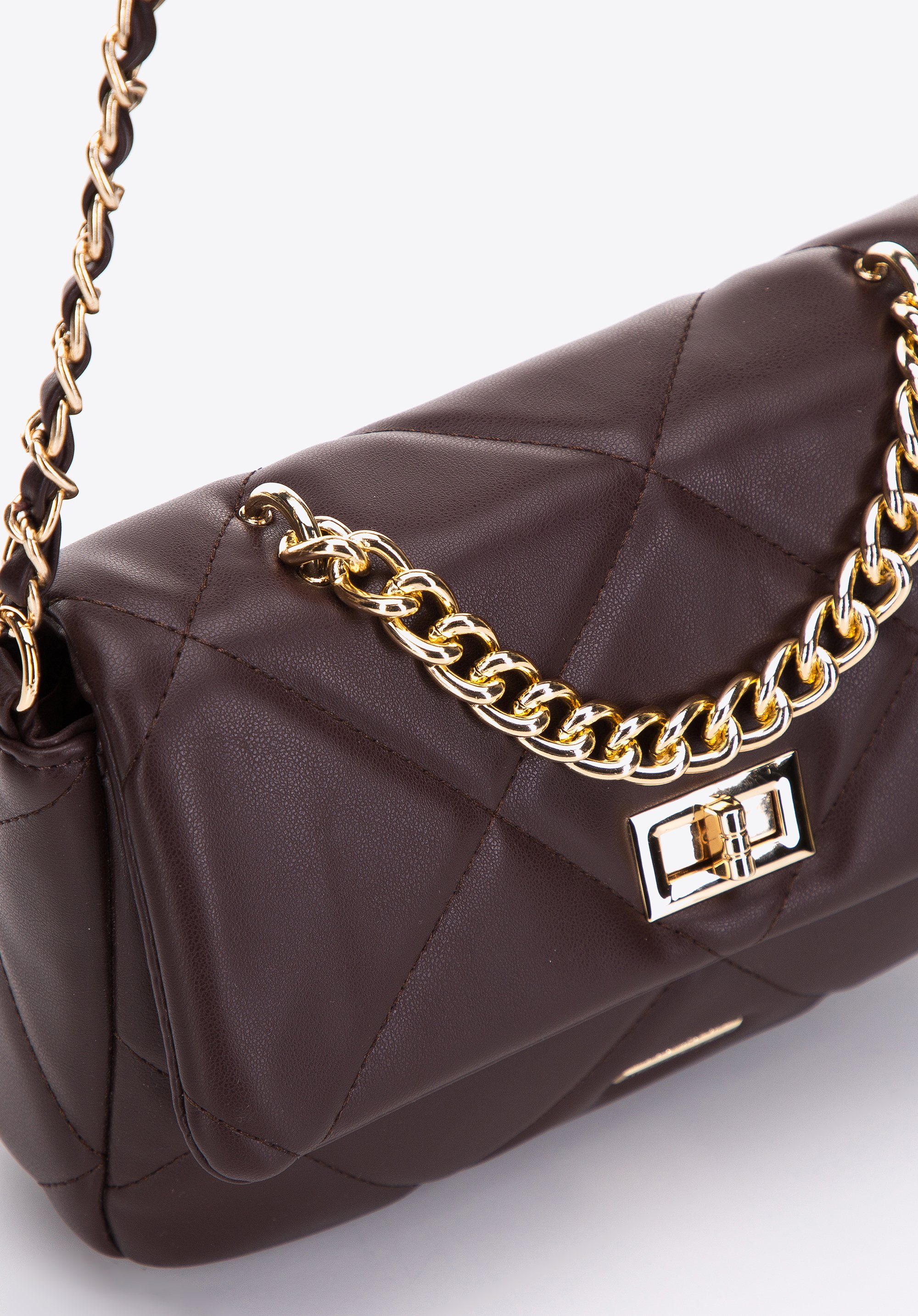 Damska torebka pikowana w kwadraty na łańcuszku mała