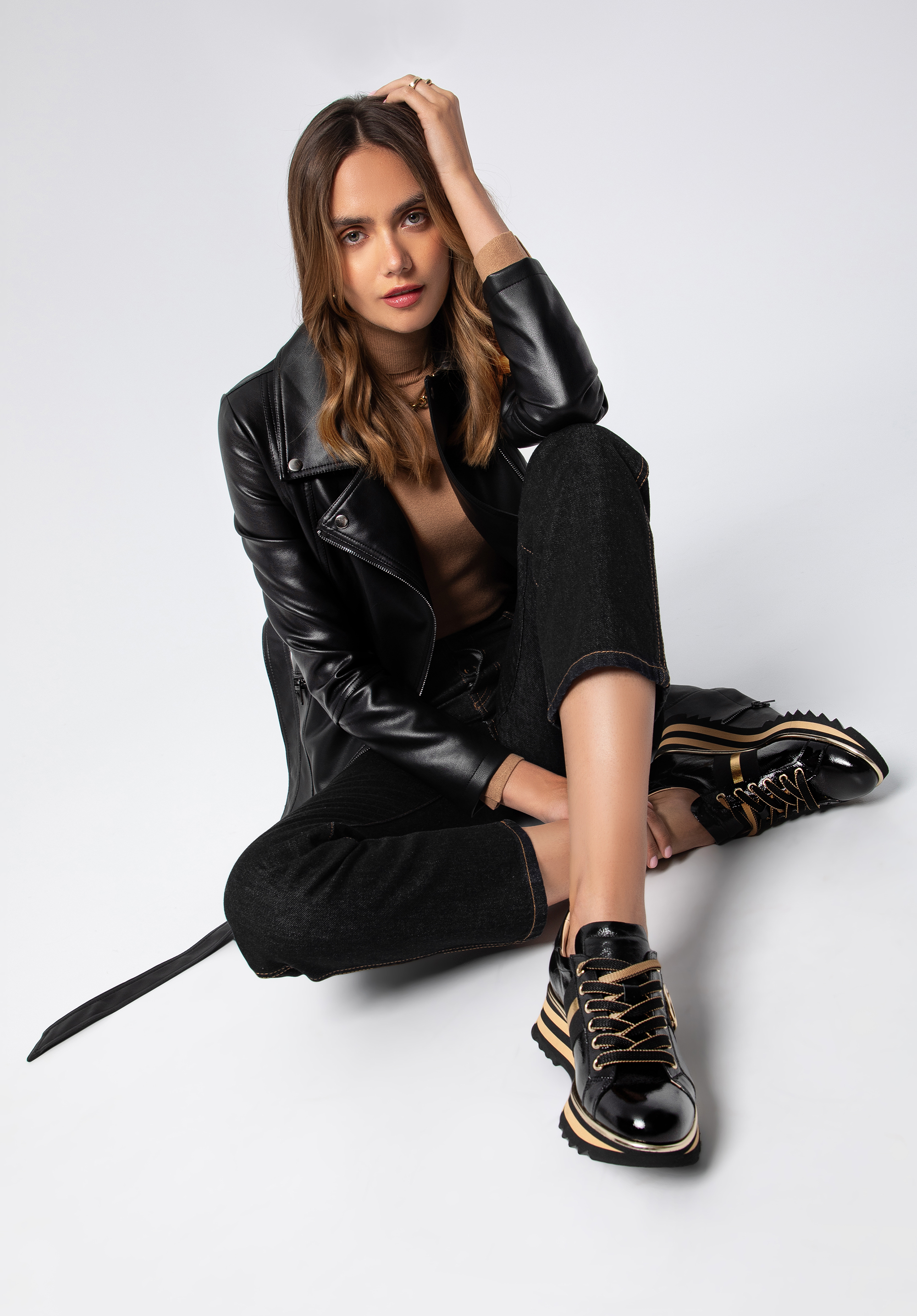 Damski płaszcz z ekoskóry z paskiem