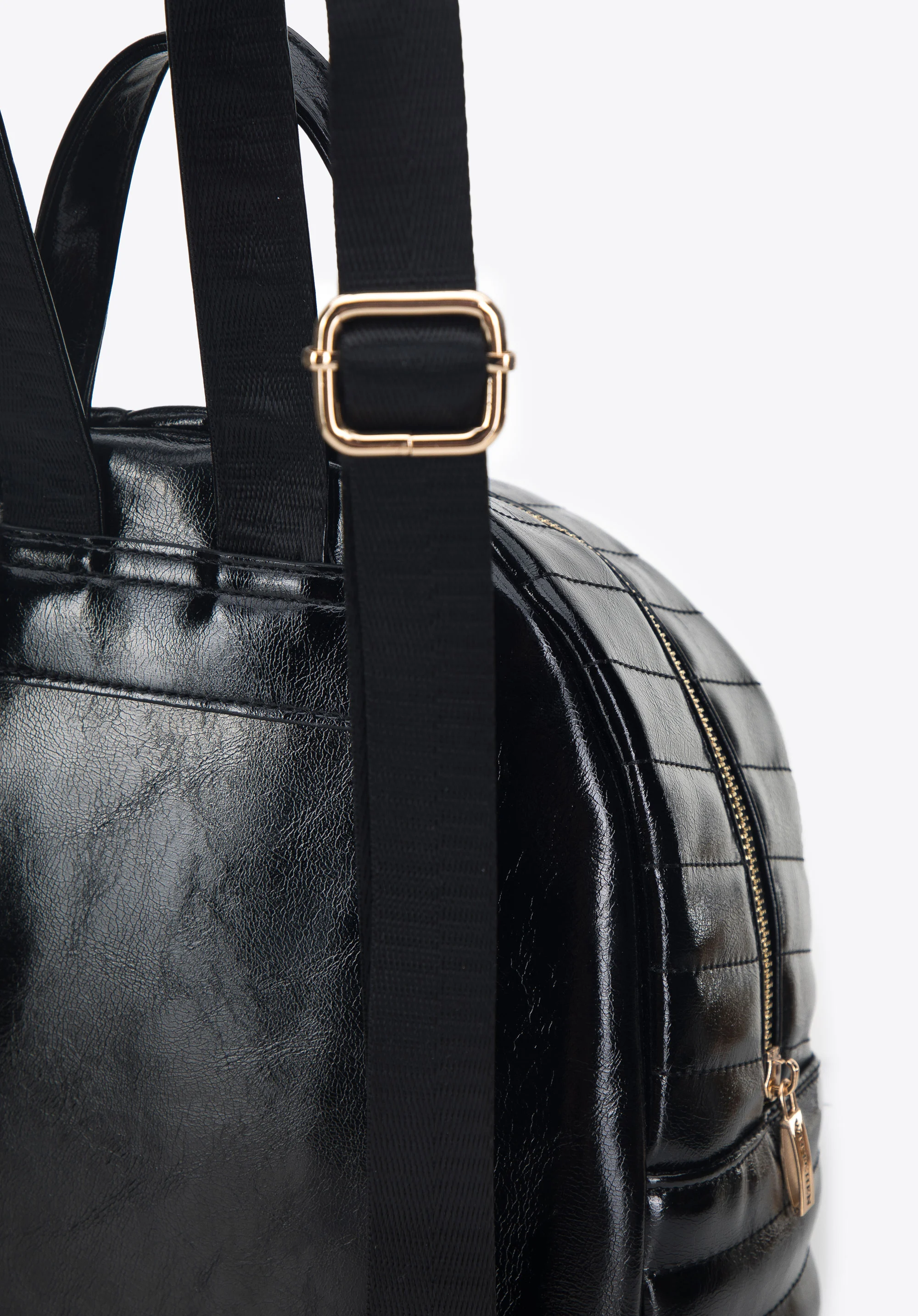 Damski plecak z błyszczącej ekoskóry