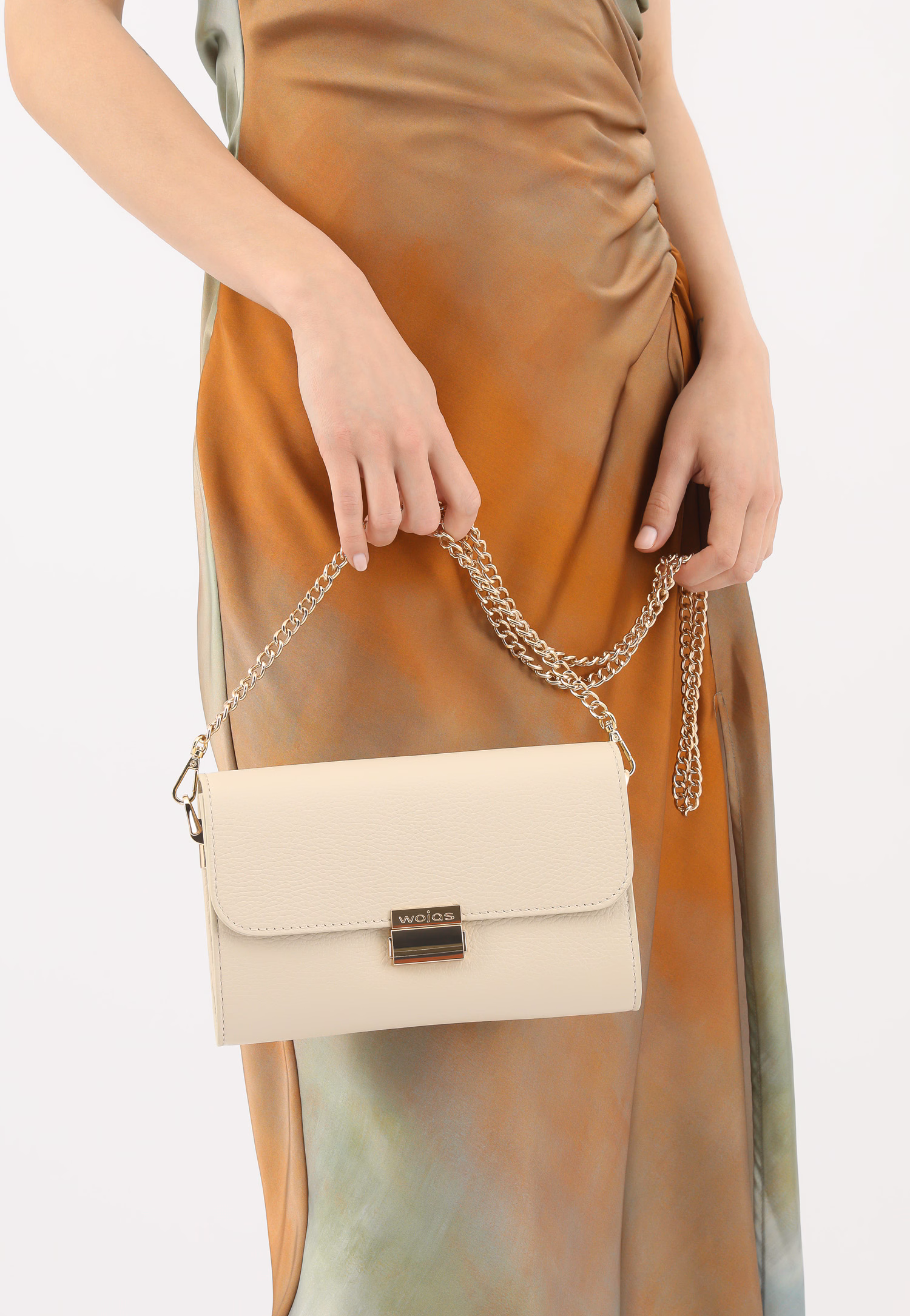 Jasnobeżowa wizytowa torebka skórzana ze złotymi elementami