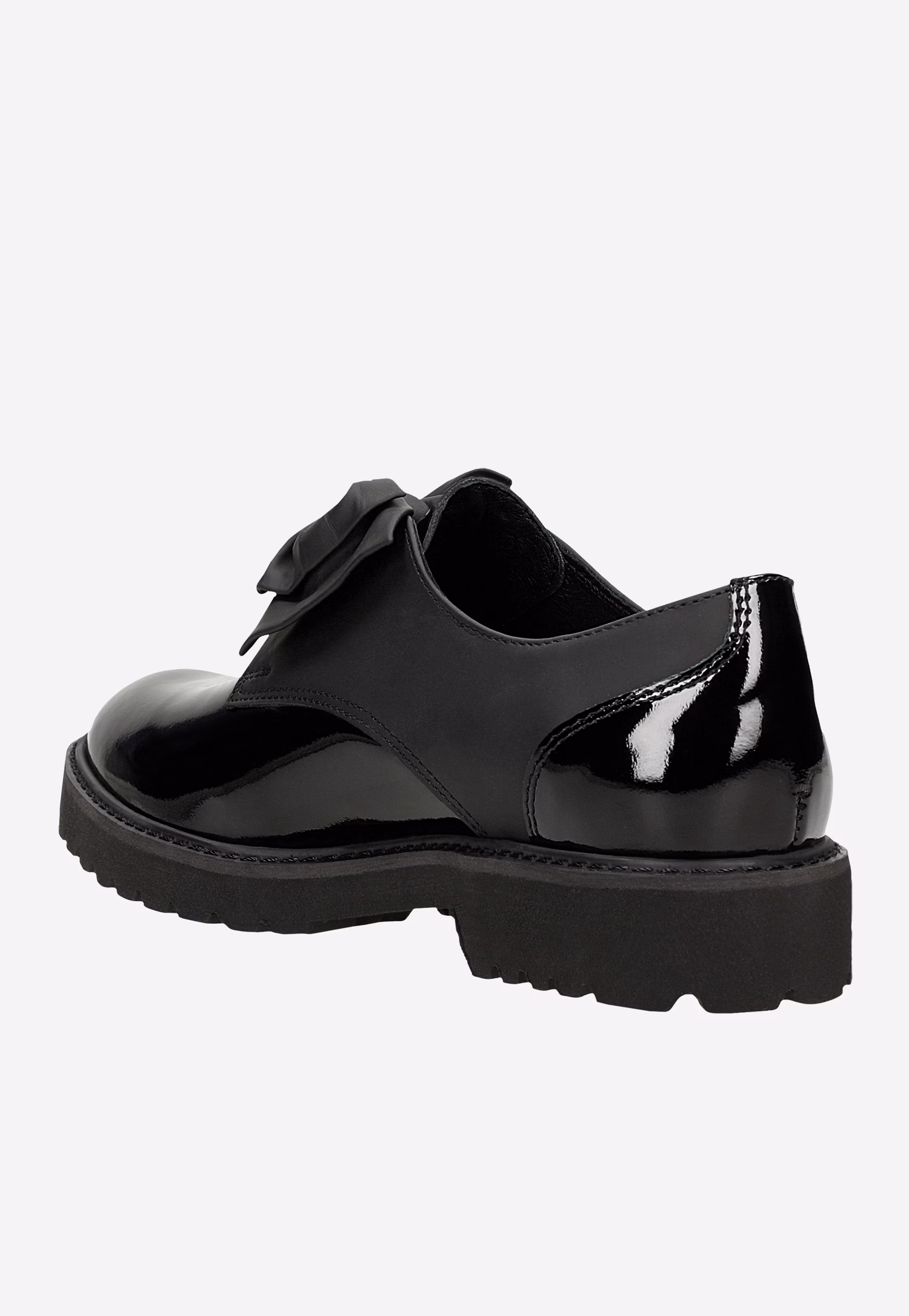 Czarne wsuwane półbuty damskie z lakierowanymi elementami