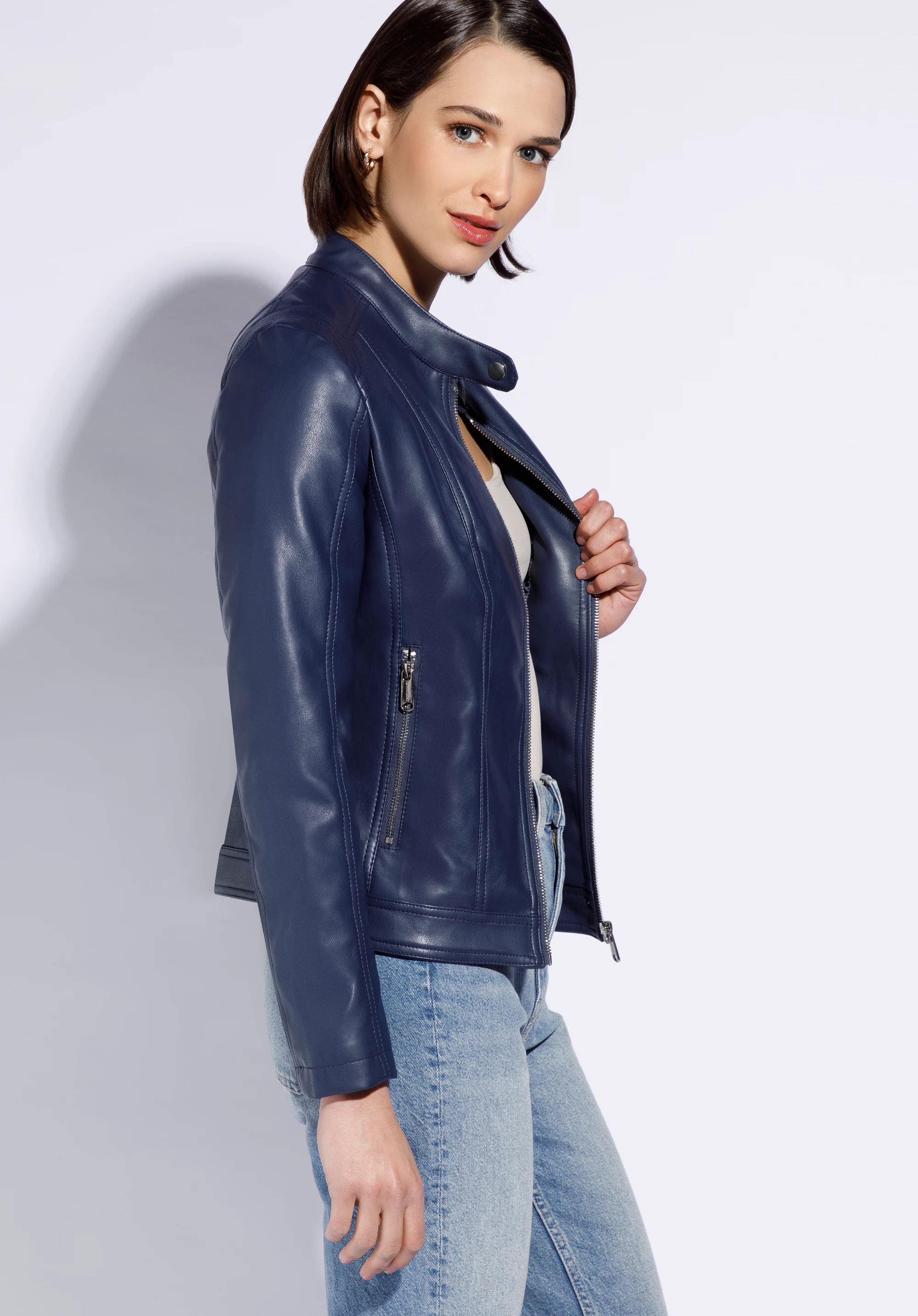 Damska kurtka z ekoskóry ze stójką prosta