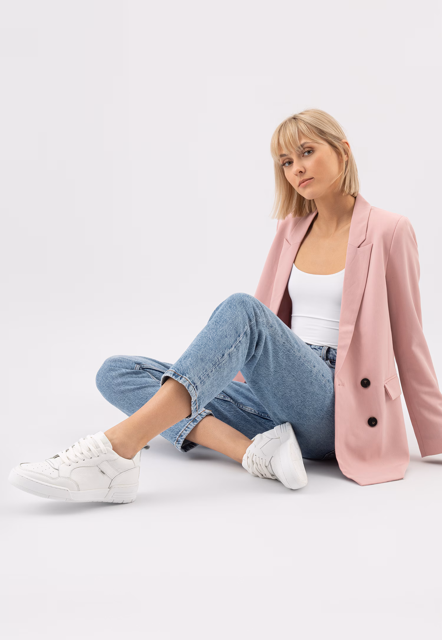 Białe klasyczne trampki damskie ze skóry licowej