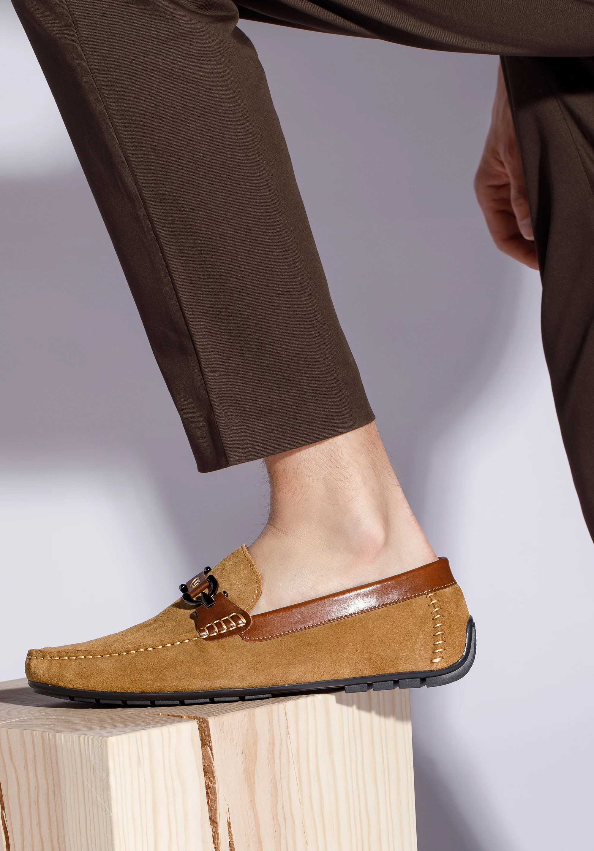 Męskie mokasyny zamszowe z ozdobną klamerką