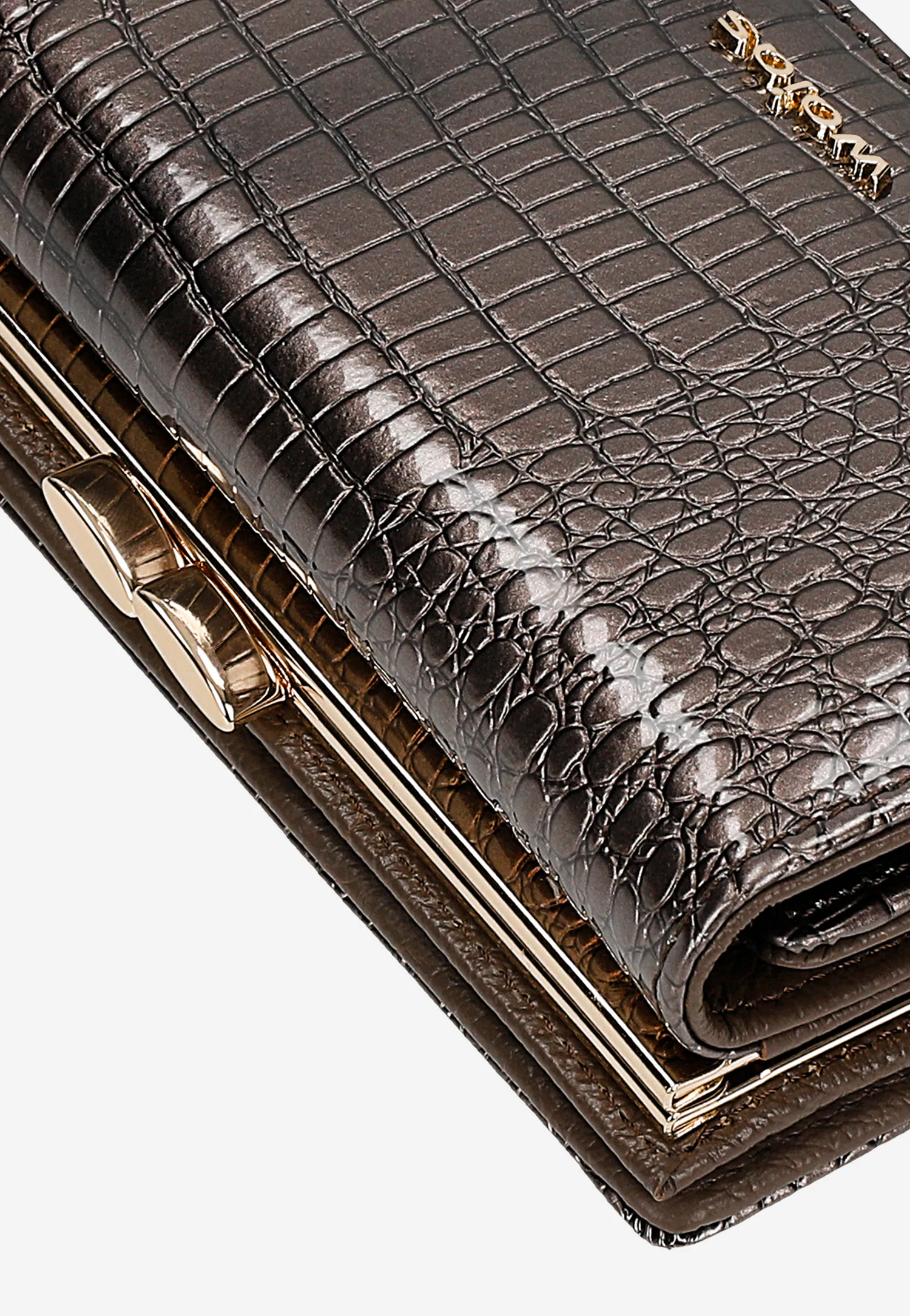 Beżowy lakierowany portfel damski zapinany na zatrzask