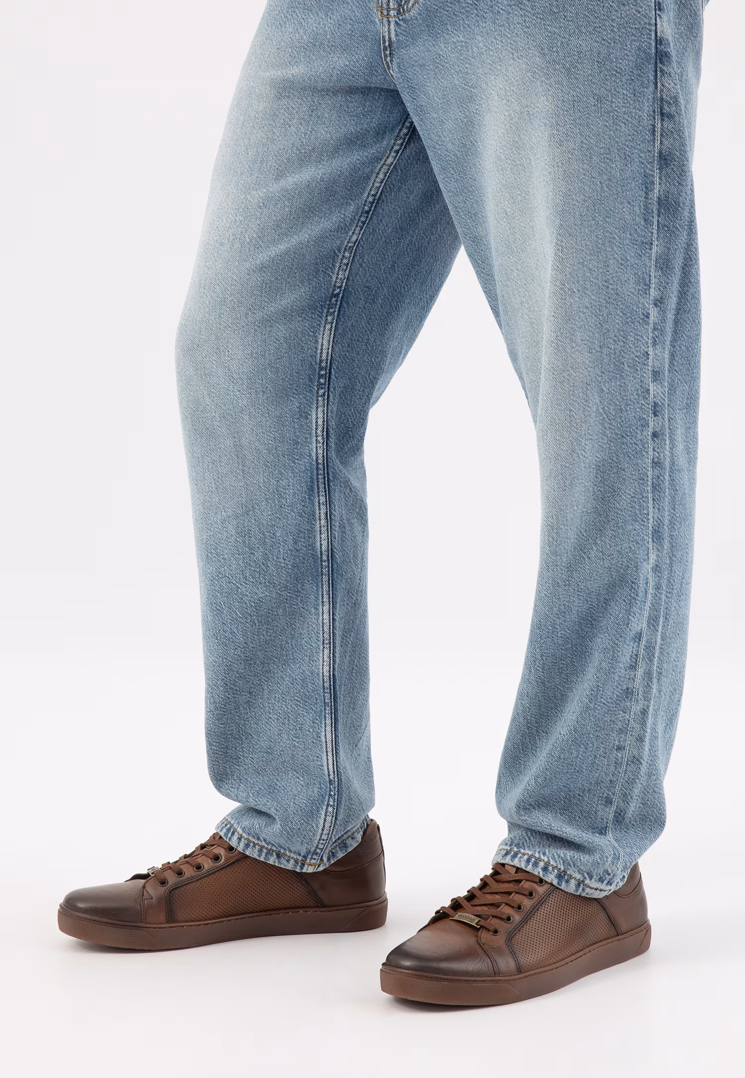 Brązowe trampki męskie z ciekawym tłoczeniem