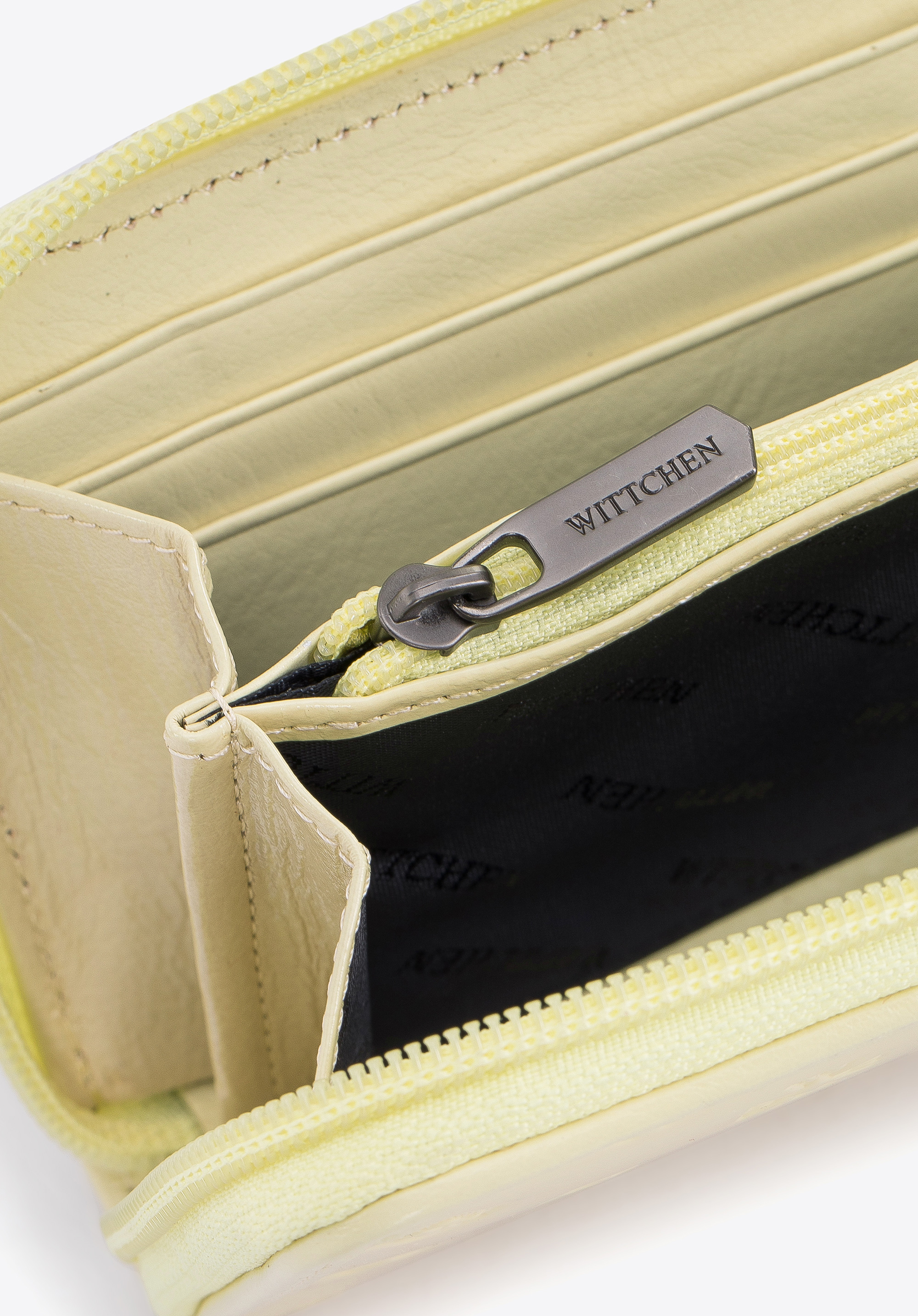 Damski portfel skórzany lakierowany tłoczony