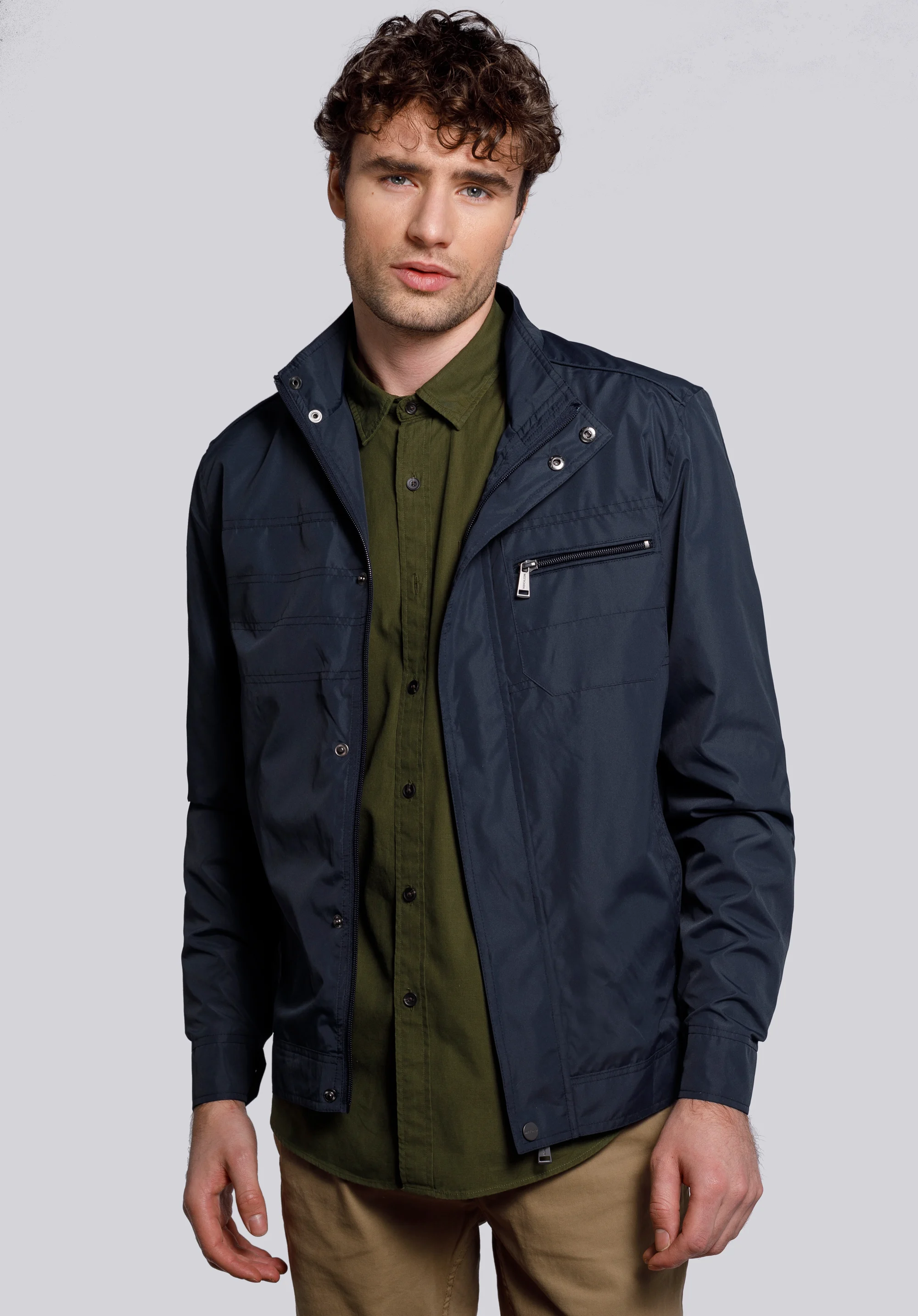 Męska kurtka wiatrówka z krytym zamkiem