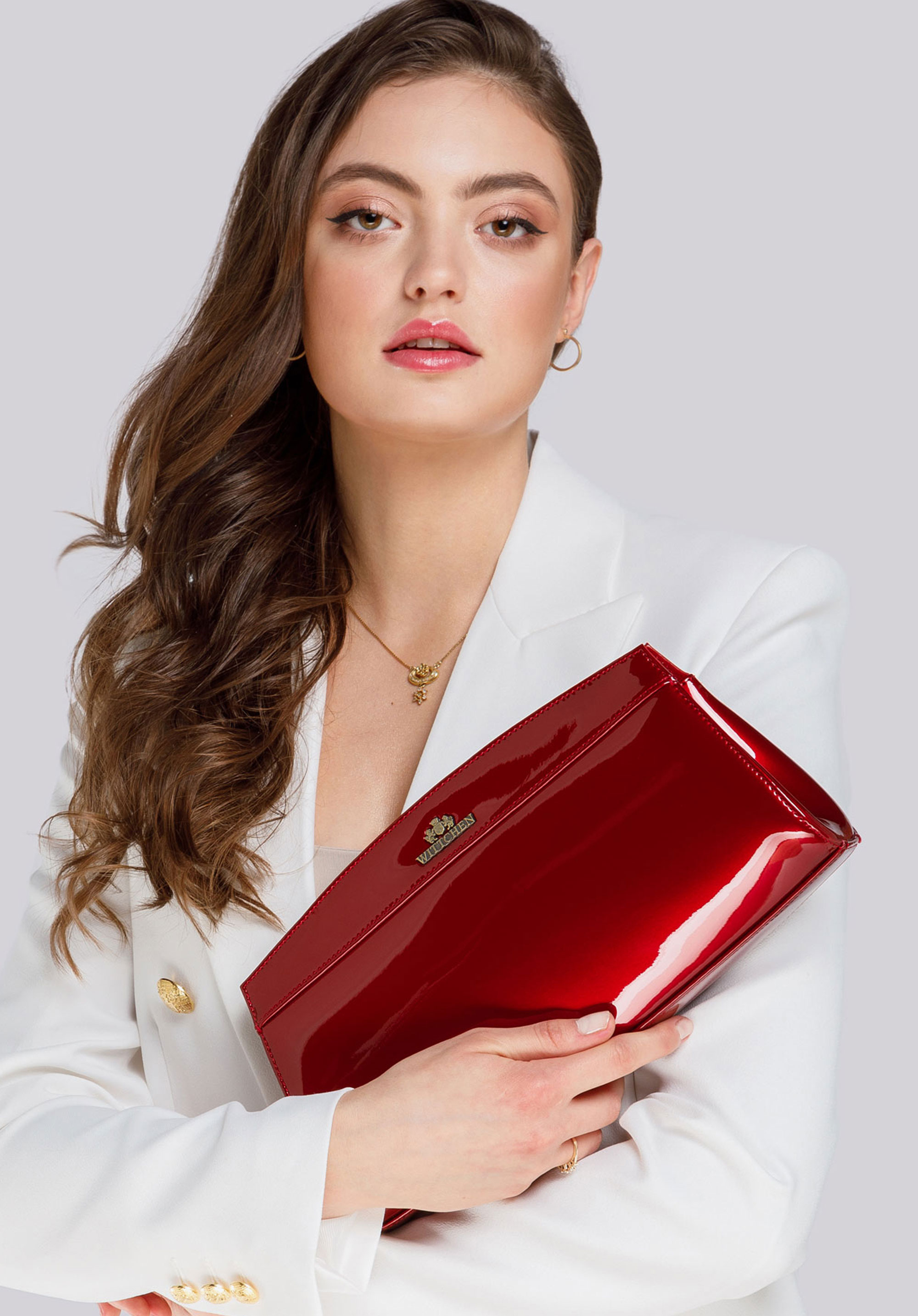 Wieczorowa torebka ze skóry lakierowanej trapezowa