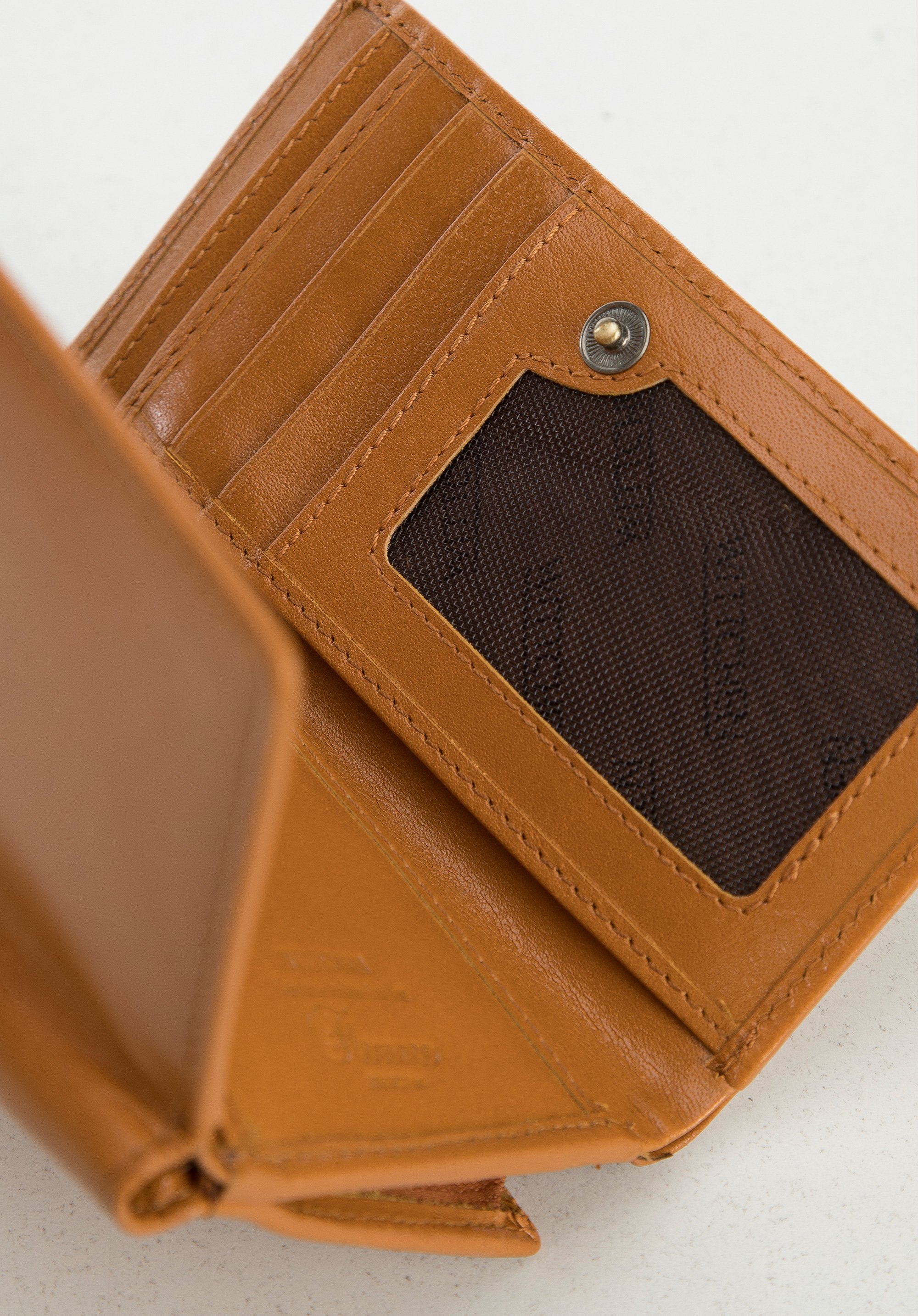 Damski portfel z gładkiej skóry średni