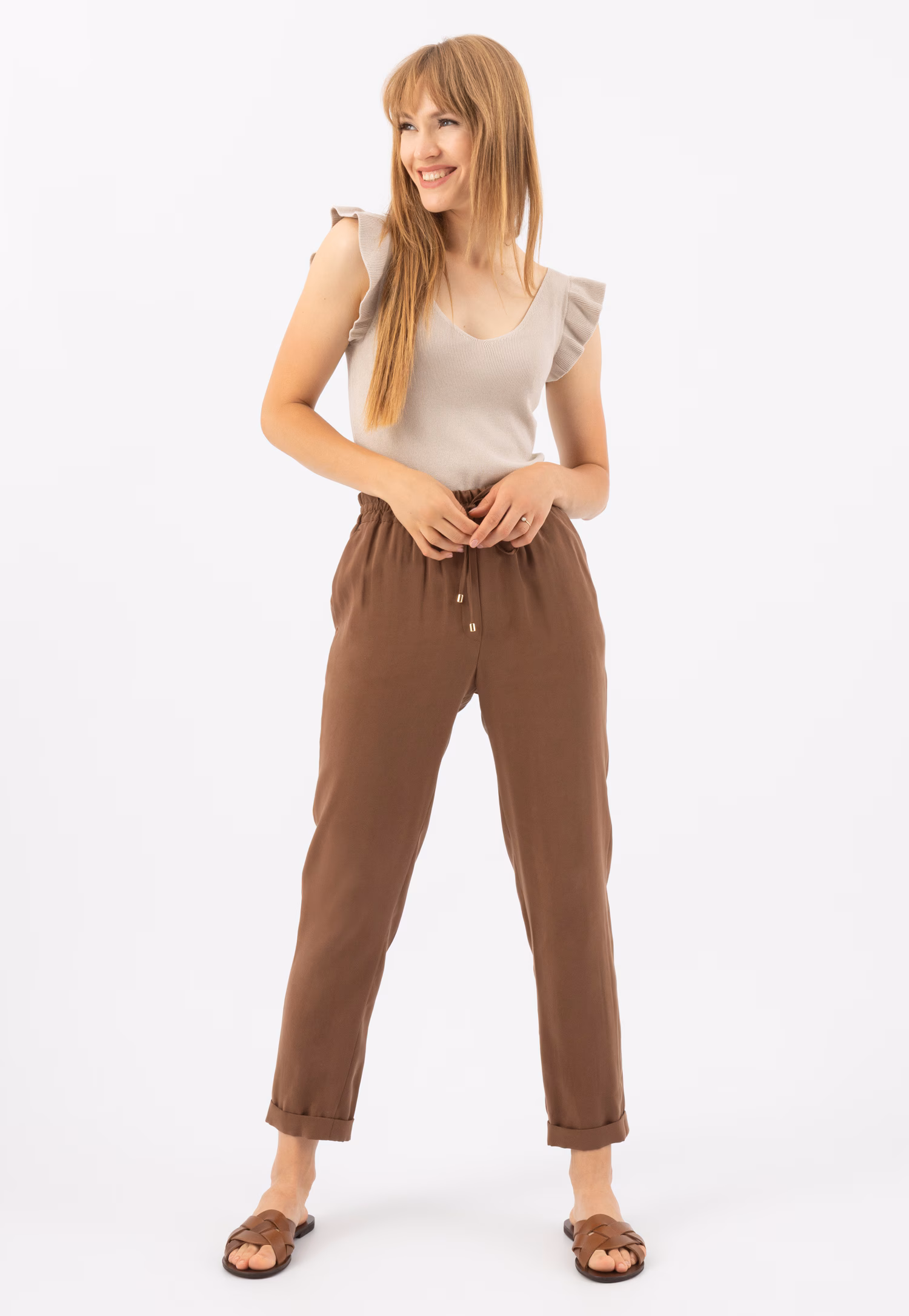 Jasnobrązowe klapki z przeplatanymi paskami