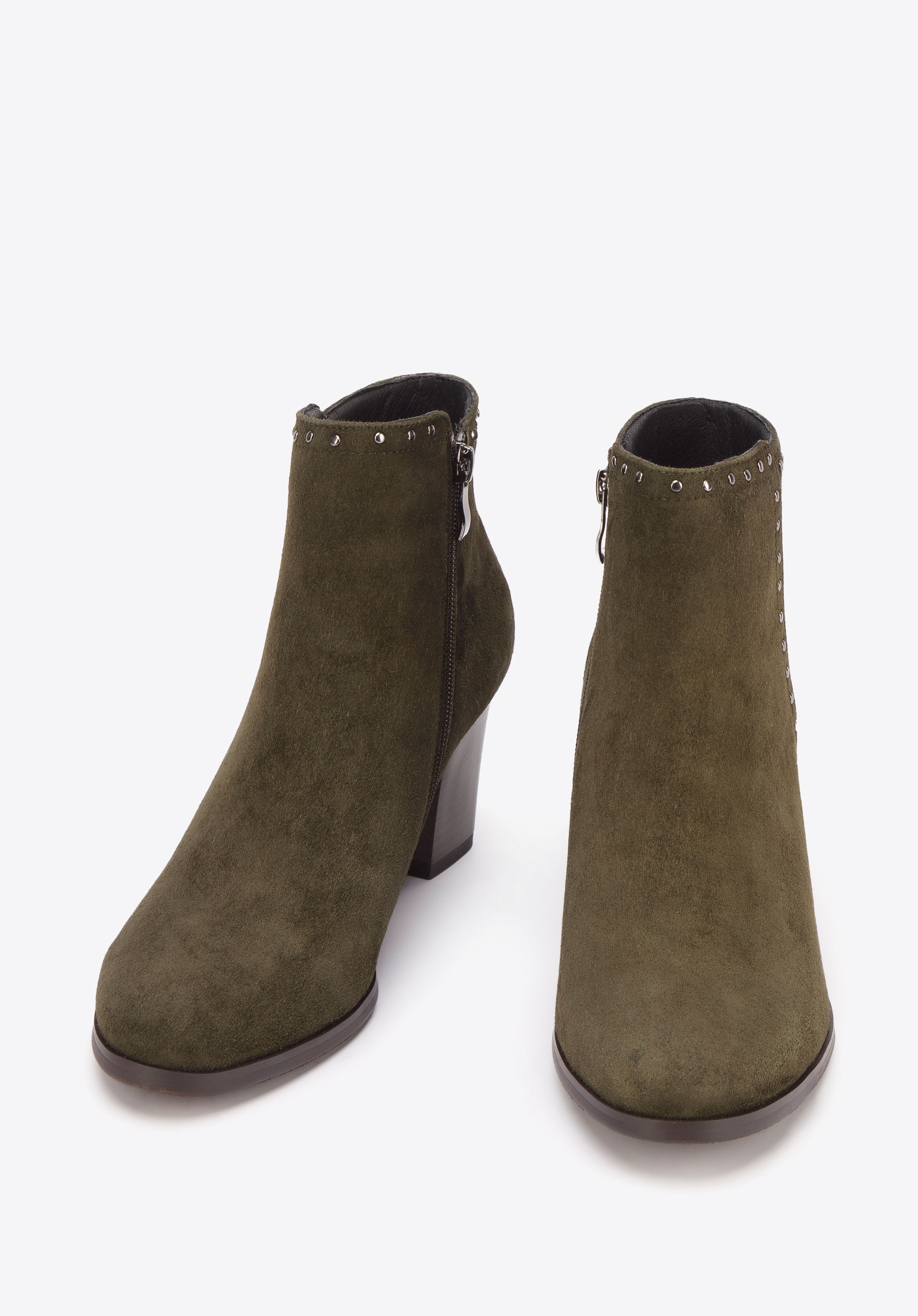 Botki zamszowe na słupku z nitami