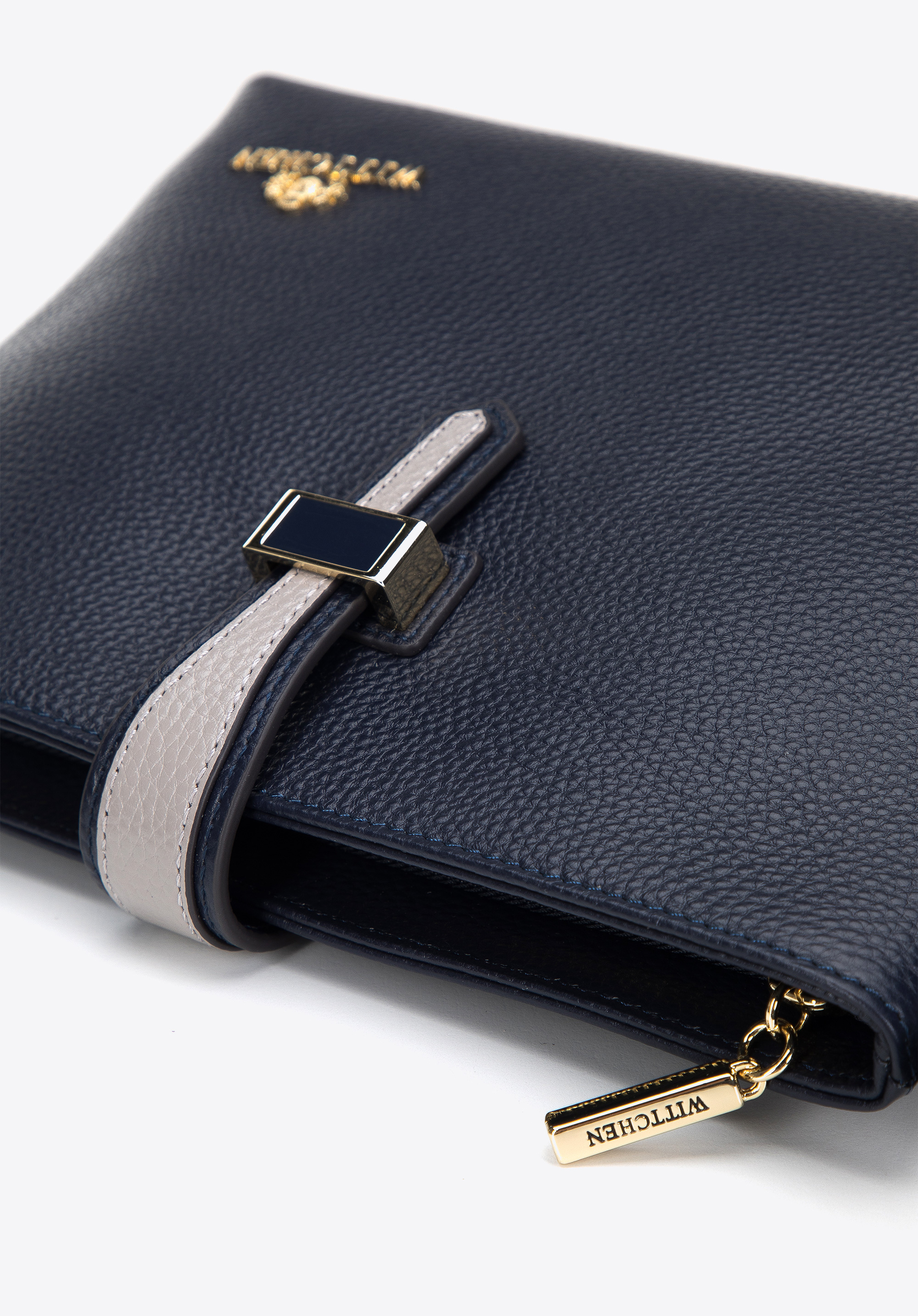 Damska listonoszka ze skóry z kontrastowym zapięciem