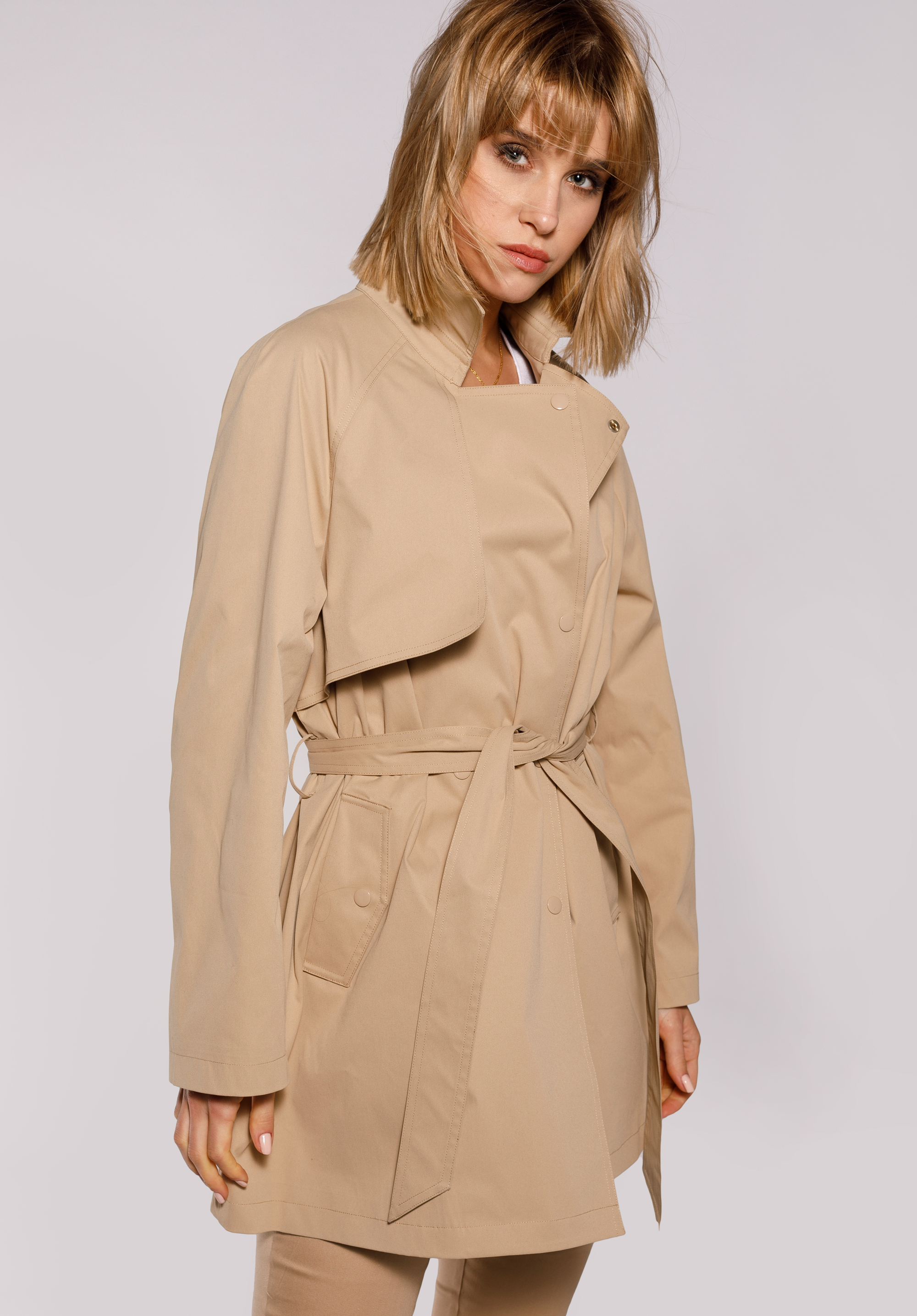 Damski trencz dwurzędowy krótki