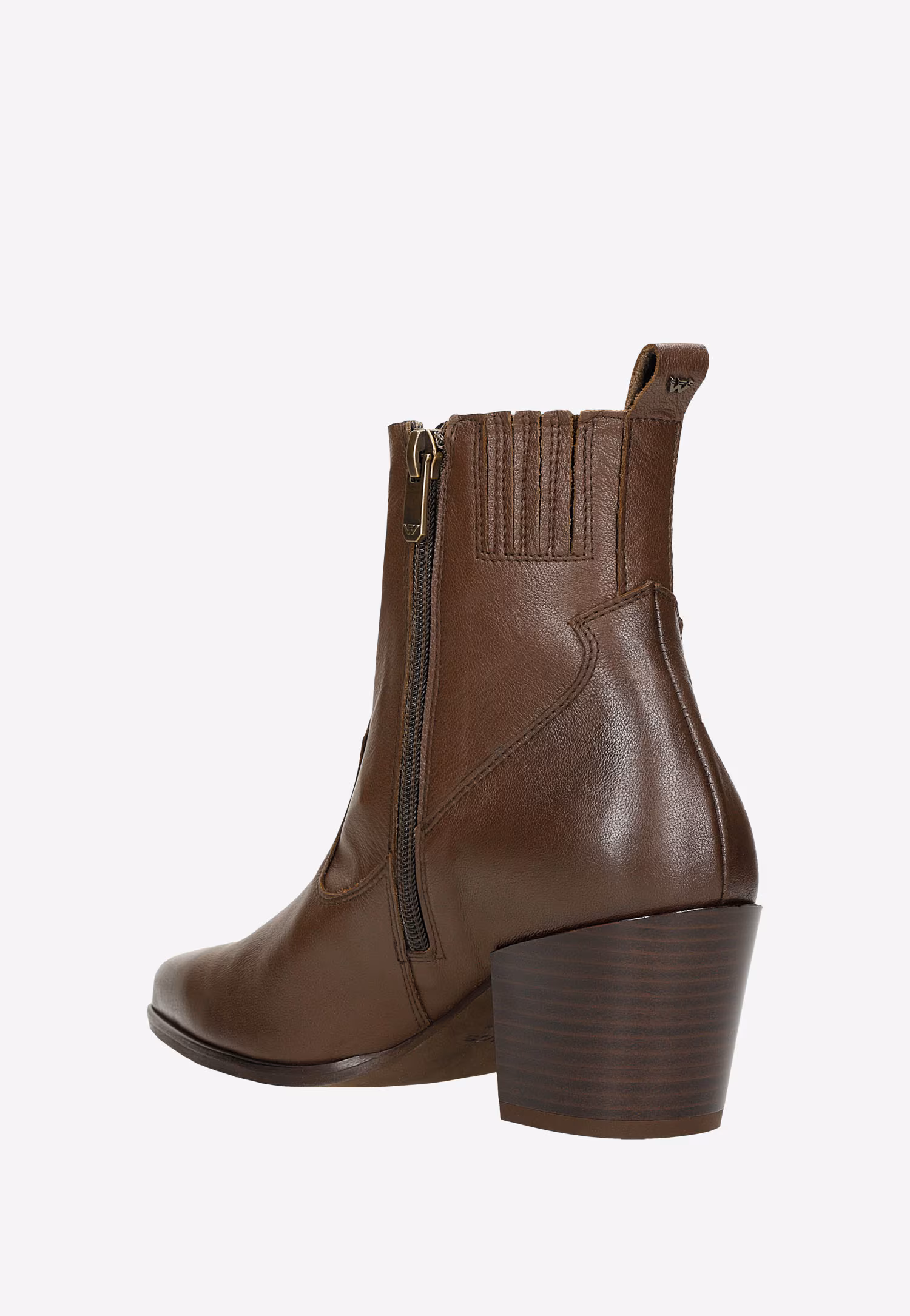 Brązowe kowbojki  na charakterystycznym obcasie