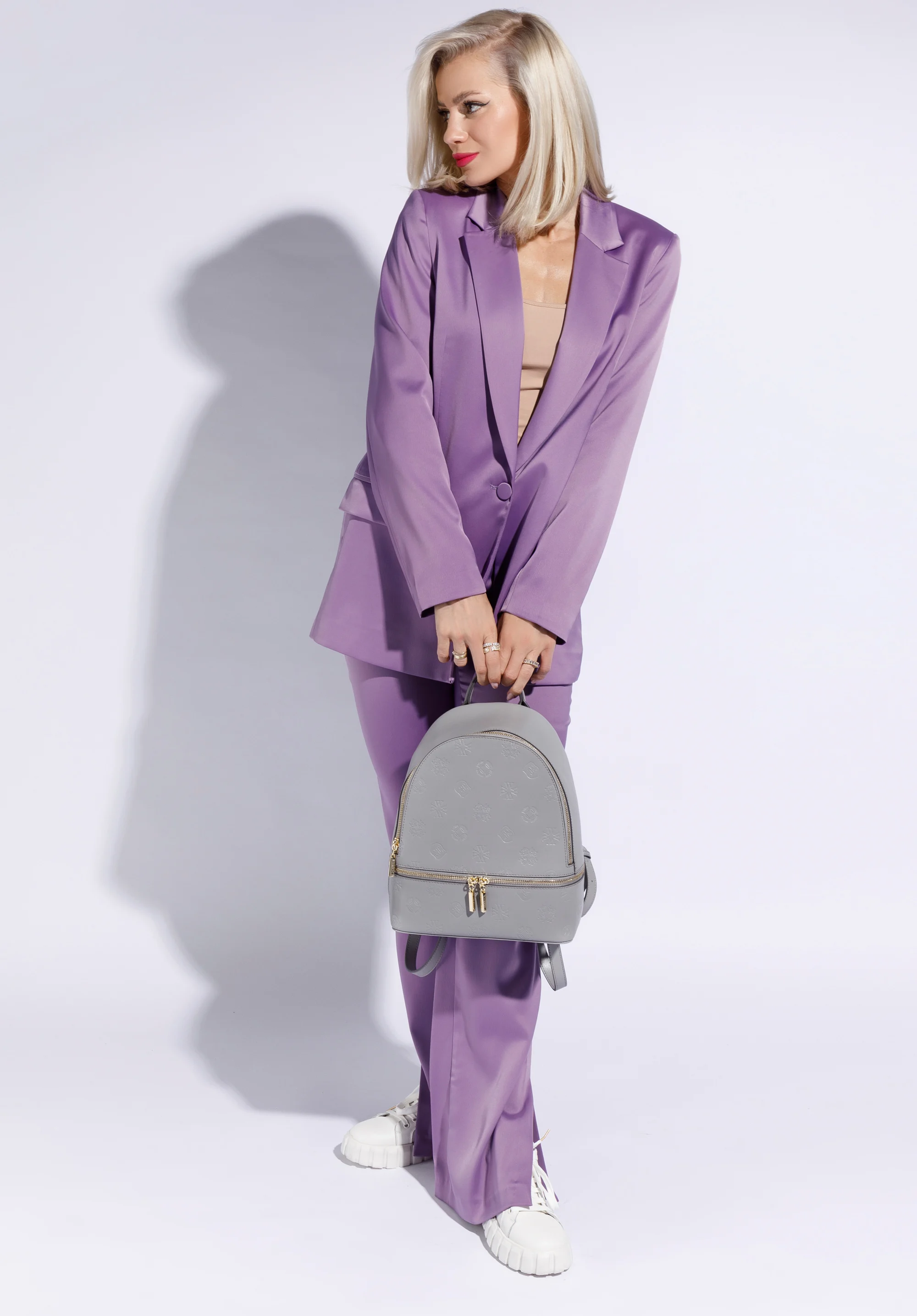 Damski plecak skórzany w monogram z poziomym suwakiem