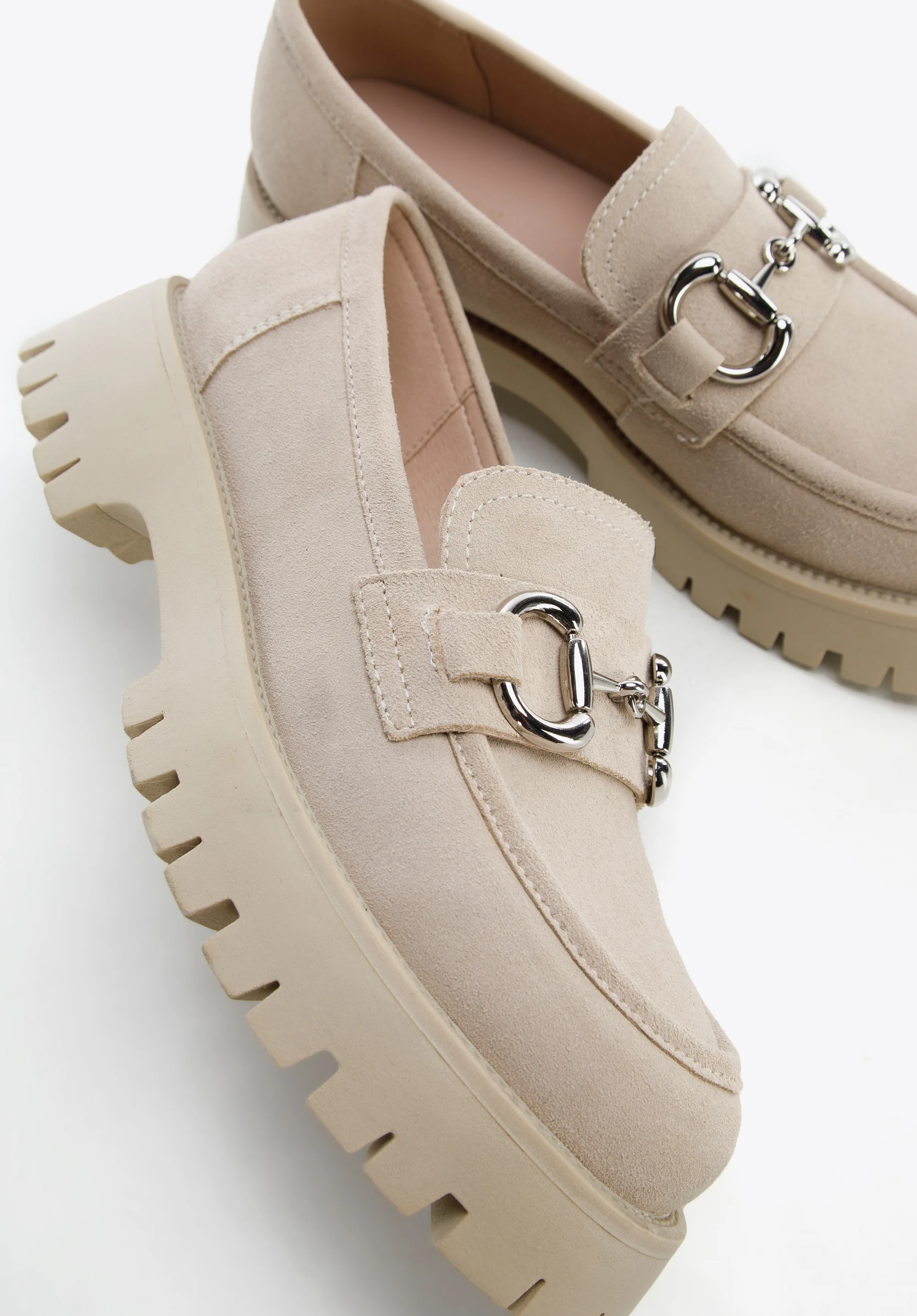 Damskie mokasyny zamszowe z klamrą na platformie