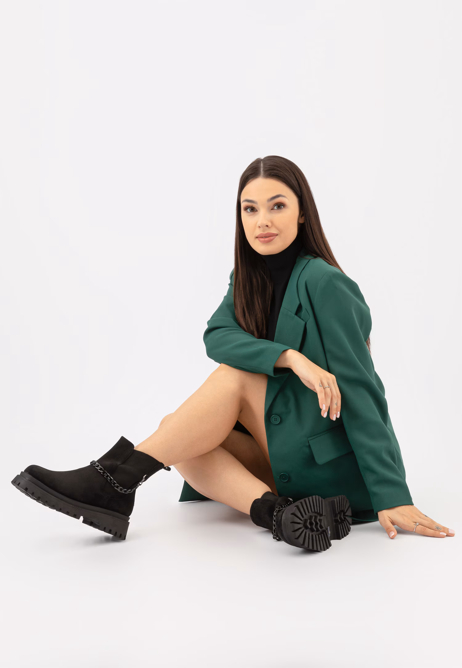 Czarne sztyblety z dwoiny welurowej z odczepianym ozdobnym łańcuchem