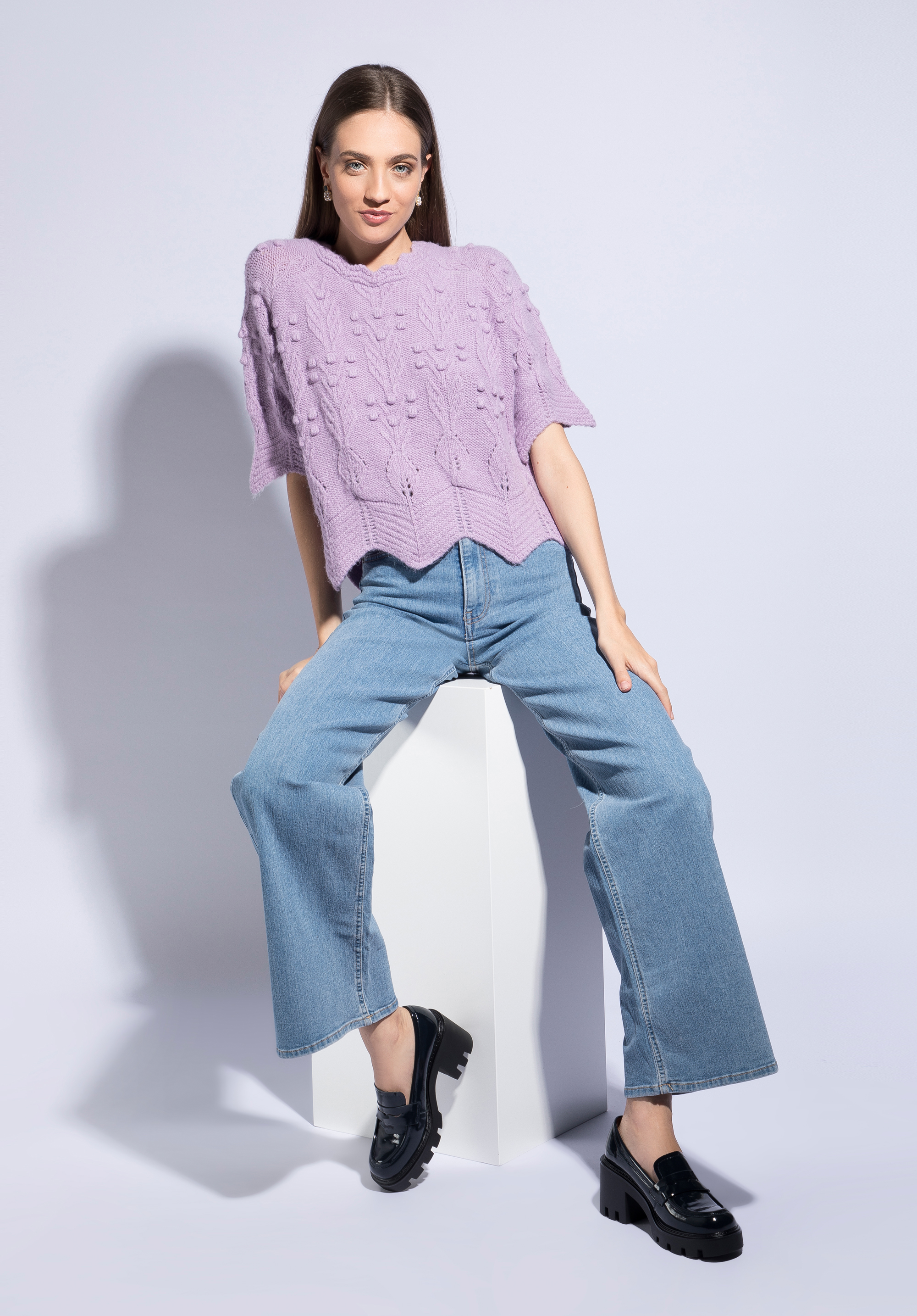 Czółenka ze skóry lakierowanej na grubej platformie z bieżnikiem