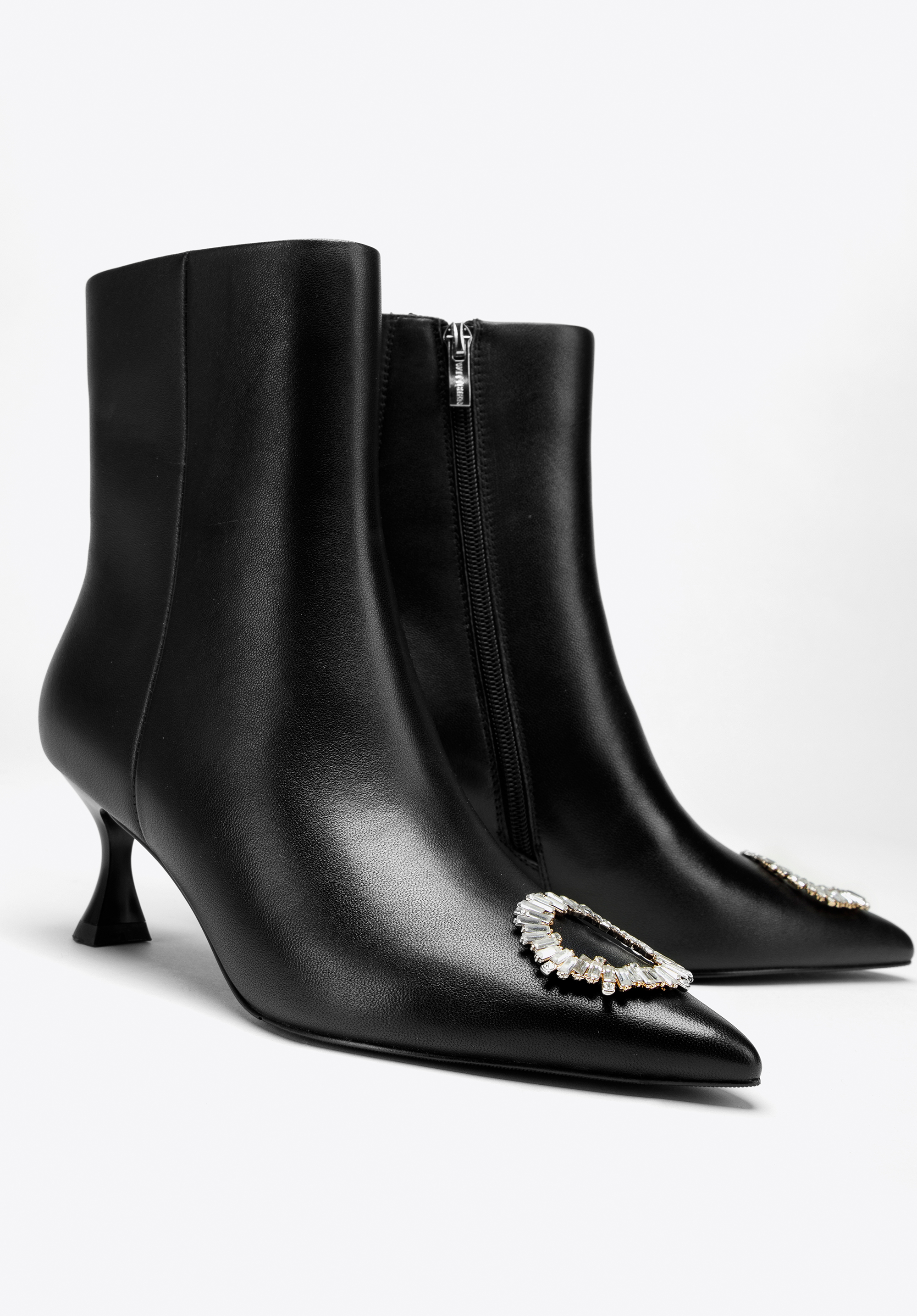 Botki skórzane z okrągłą klamrą na szpilce