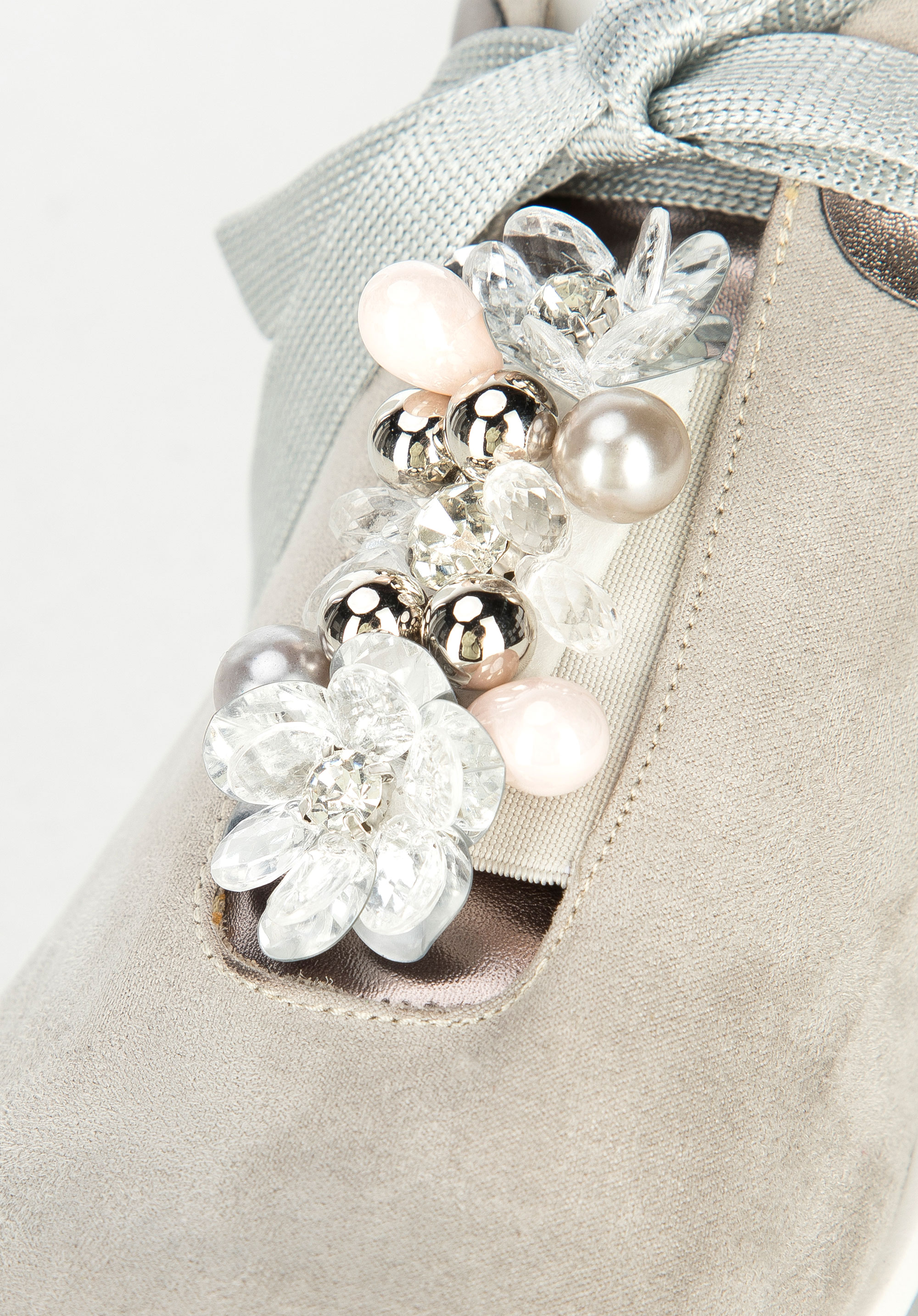 Damskie sneakersy ozdobione koralikami na koturnie