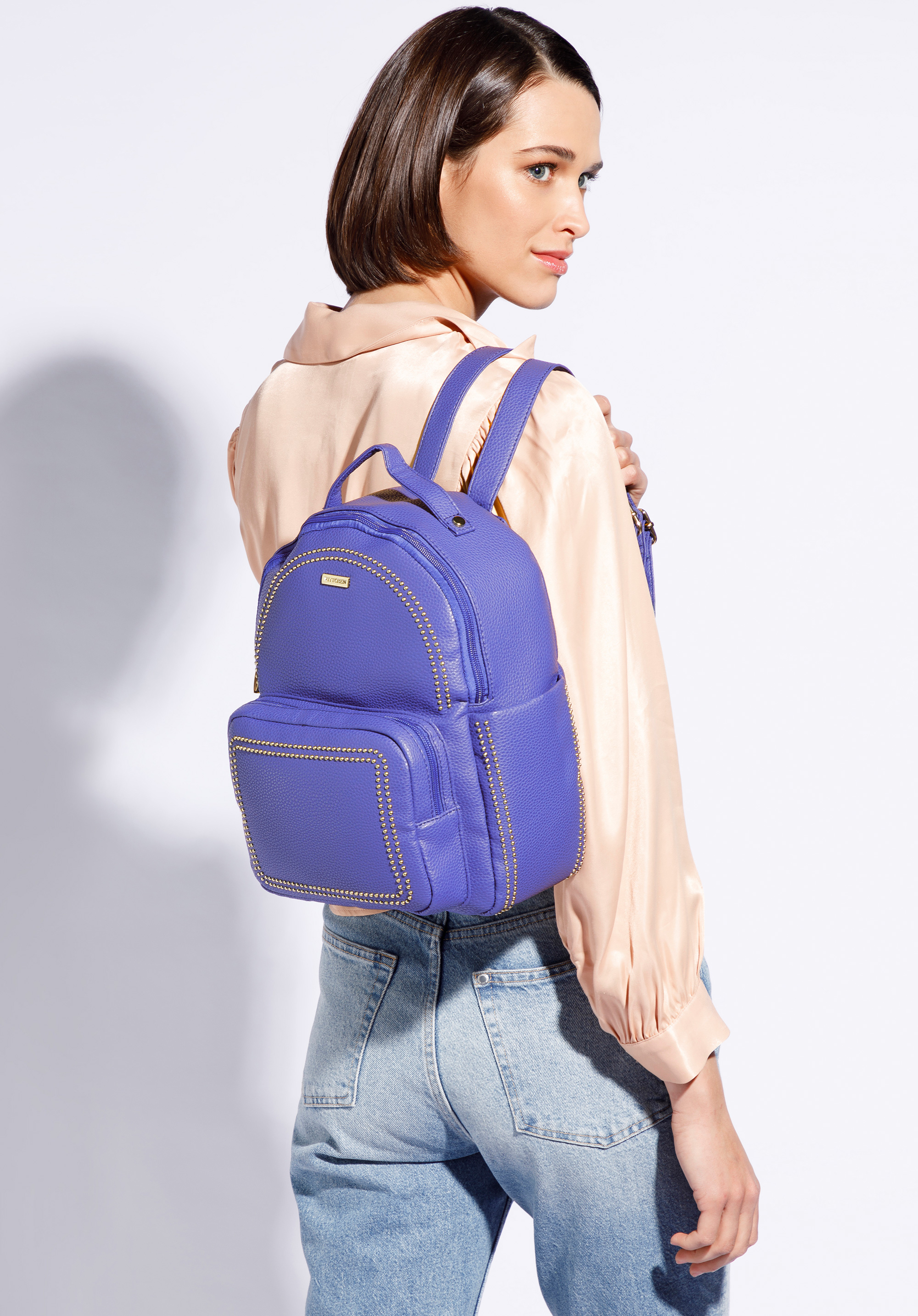 Damski plecak z ozdobnymi nitami