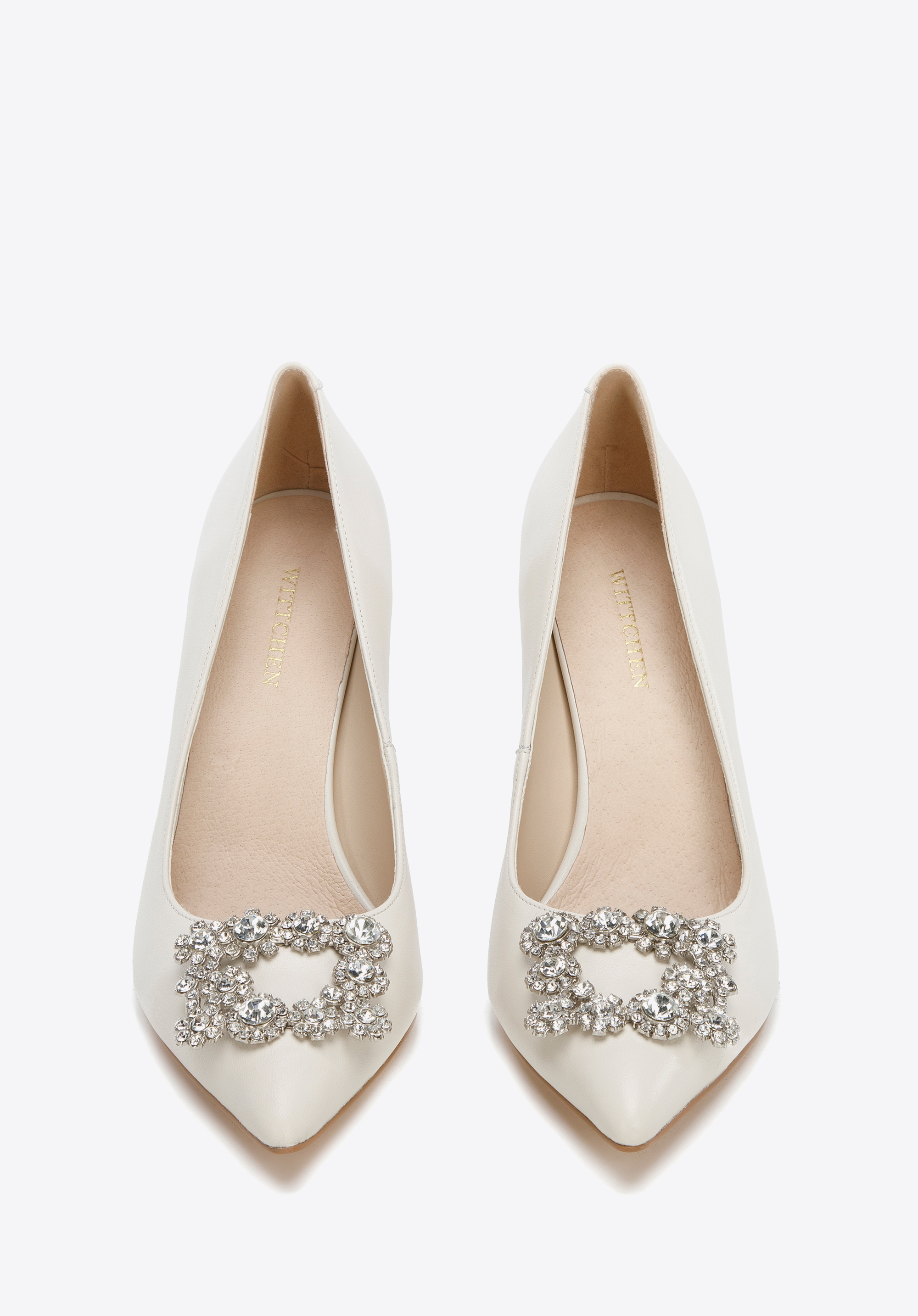 Szpilki skórzane z błyszczącą klamrą