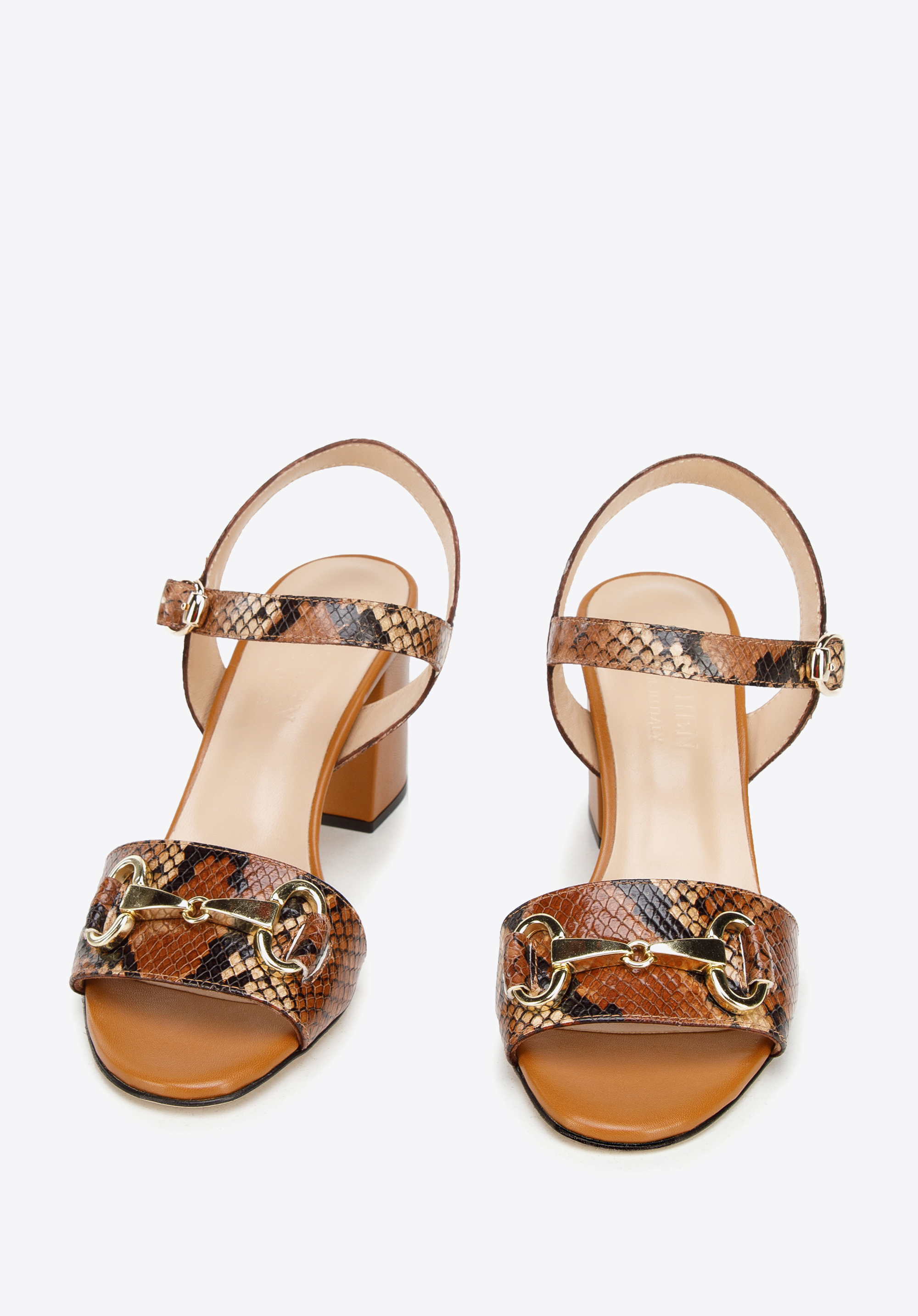 Sandały skórzane na słupku z klamerką