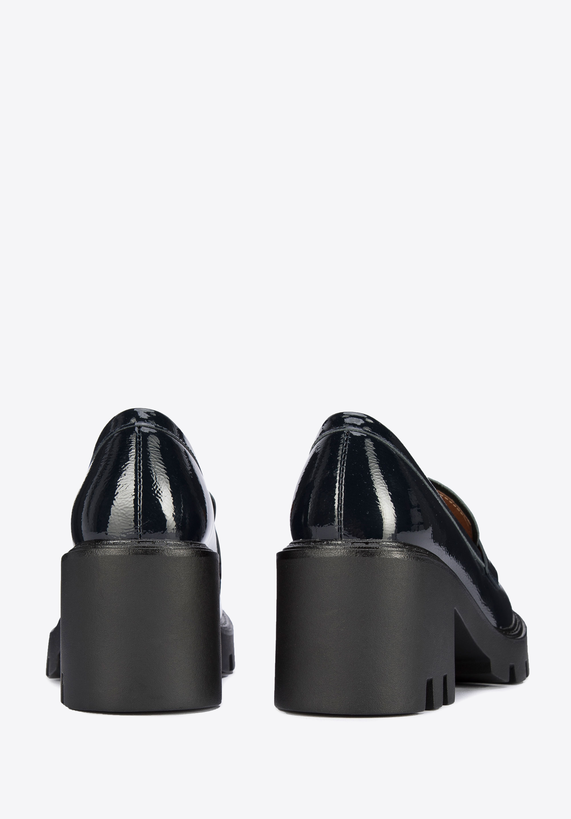 Czółenka ze skóry lakierowanej na grubej platformie z bieżnikiem