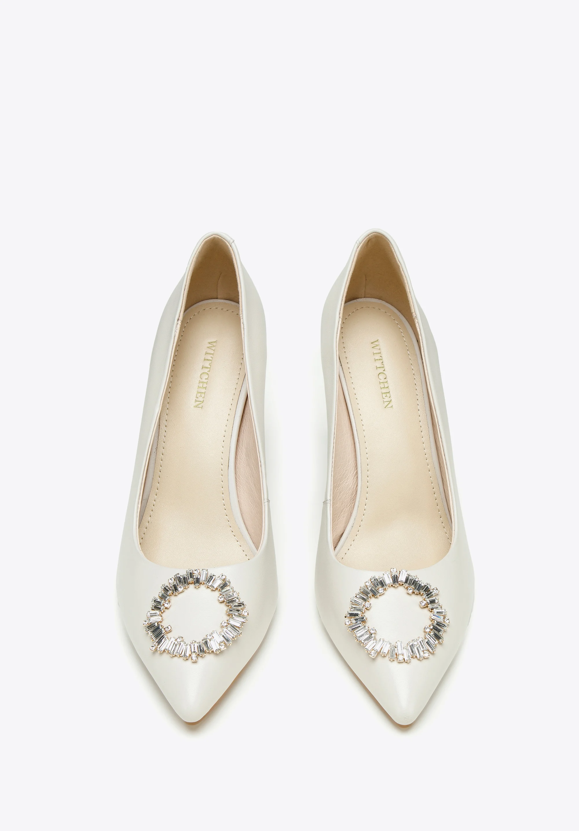 Szpilki skórzane z okrągłą błyszczącą klamrą