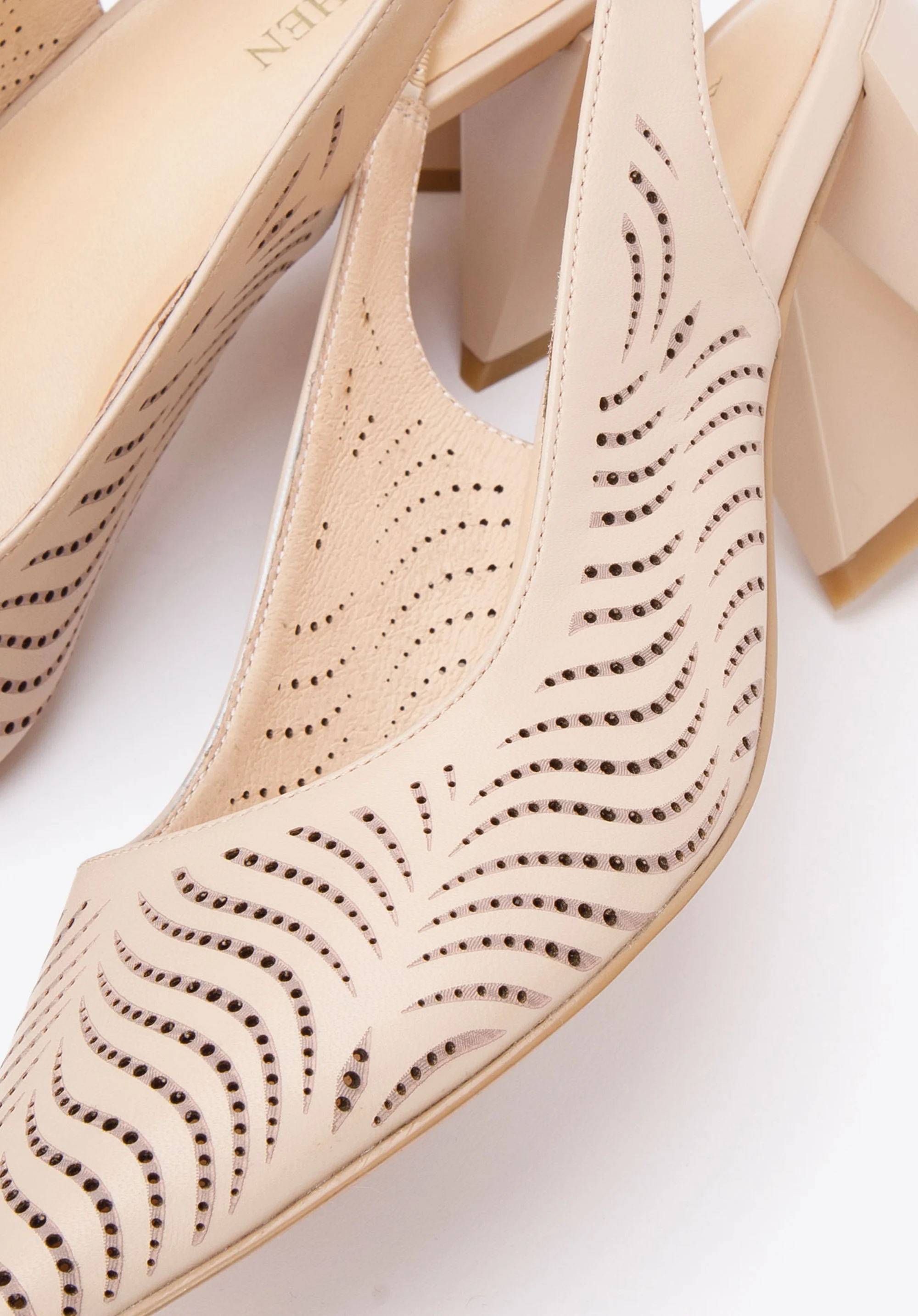 Czółenka z ażurowej skóry na słupku