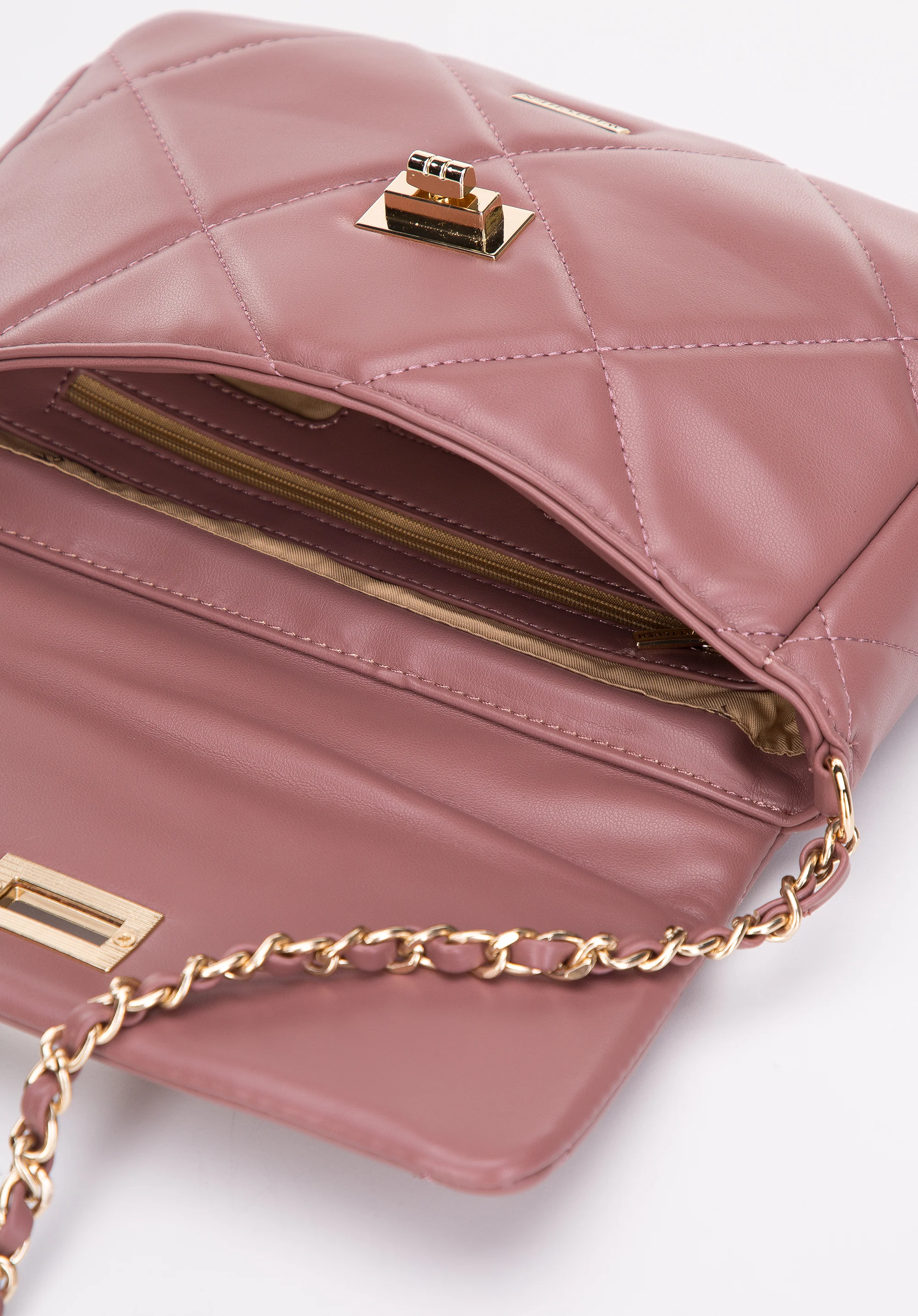 Damska torebka pikowana w kwadraty na łańcuszku mała