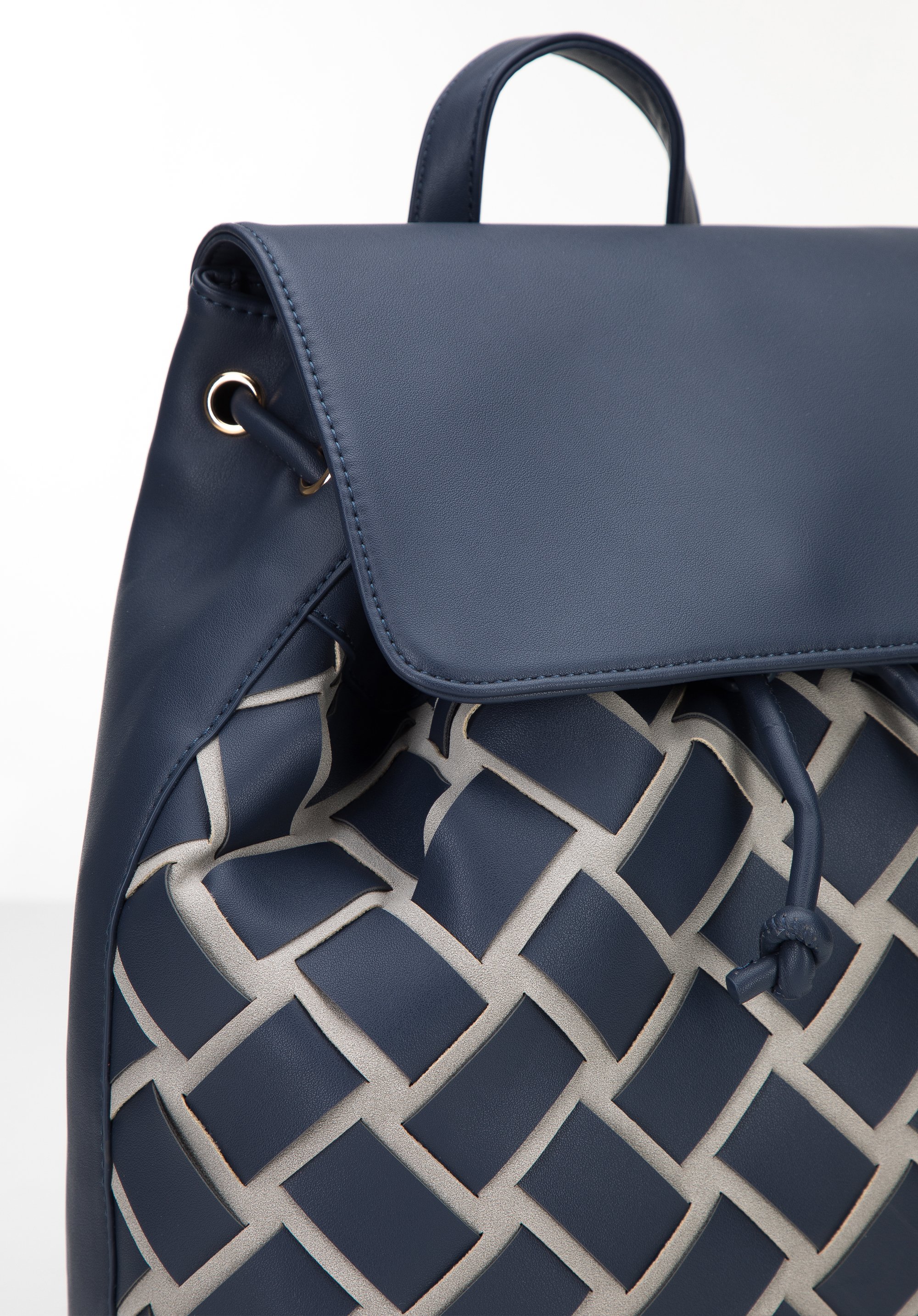 Damski plecak z plecionką na przodzie