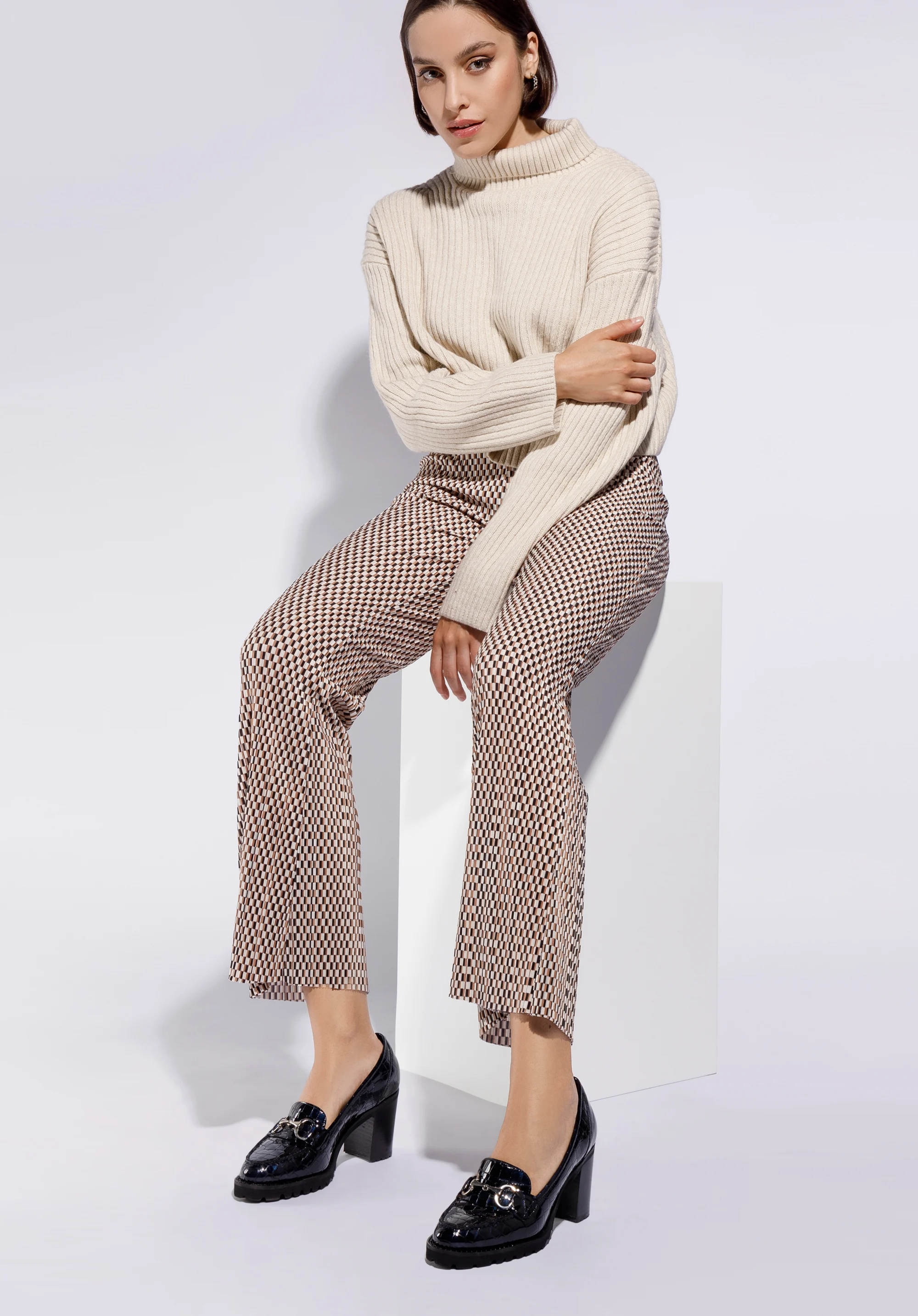 Czółenka ze skóry lakierowanej na platformie z bieżnikiem