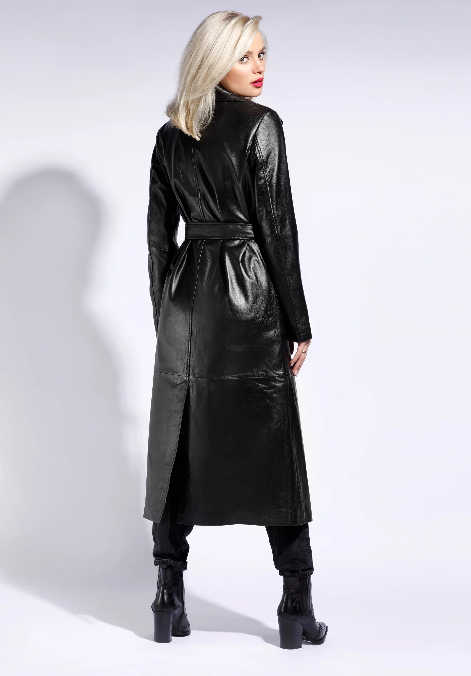 Damski płaszcz skórzany z paskiem