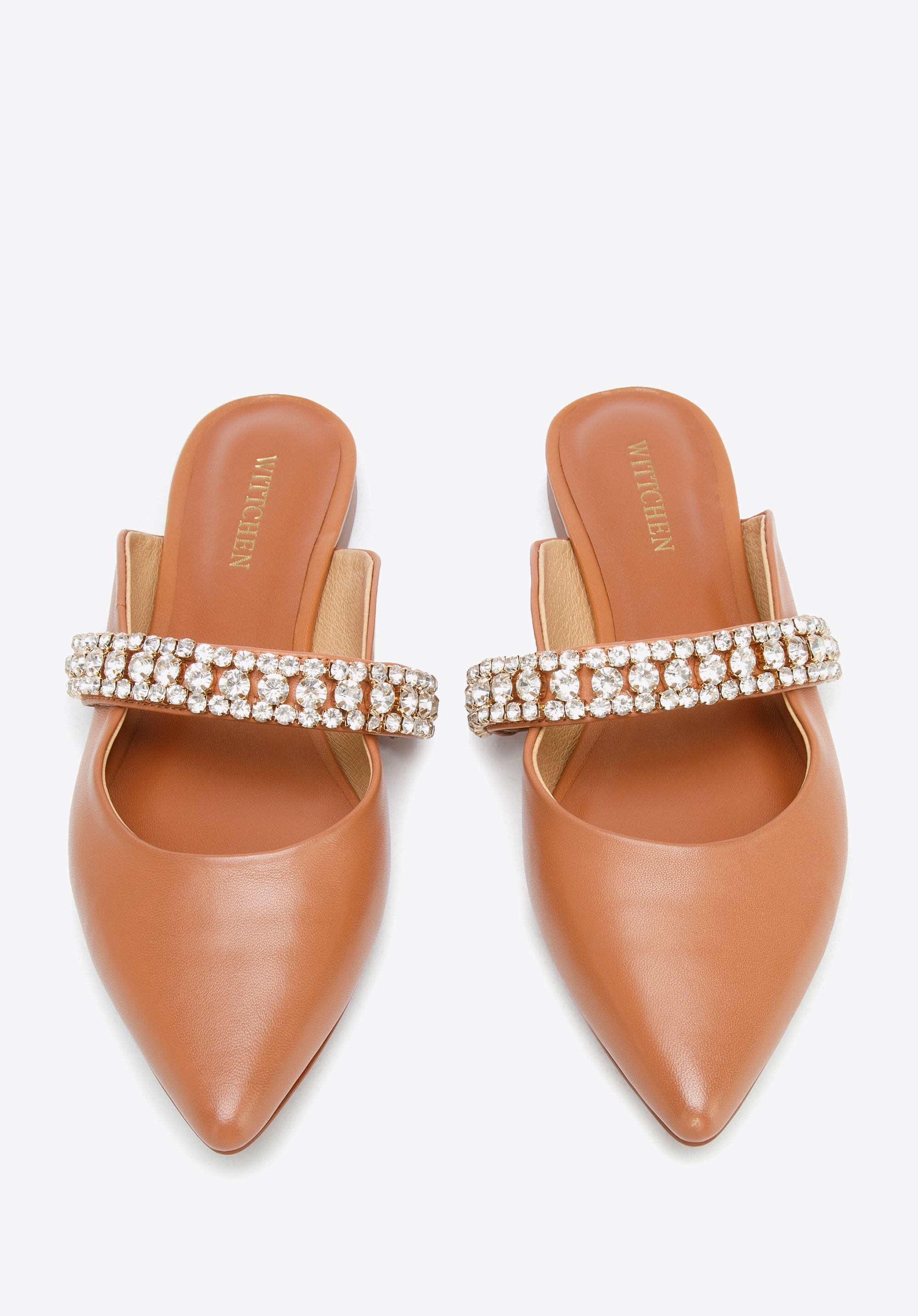 Damskie klapki skórzane z błyszczącym paskiem