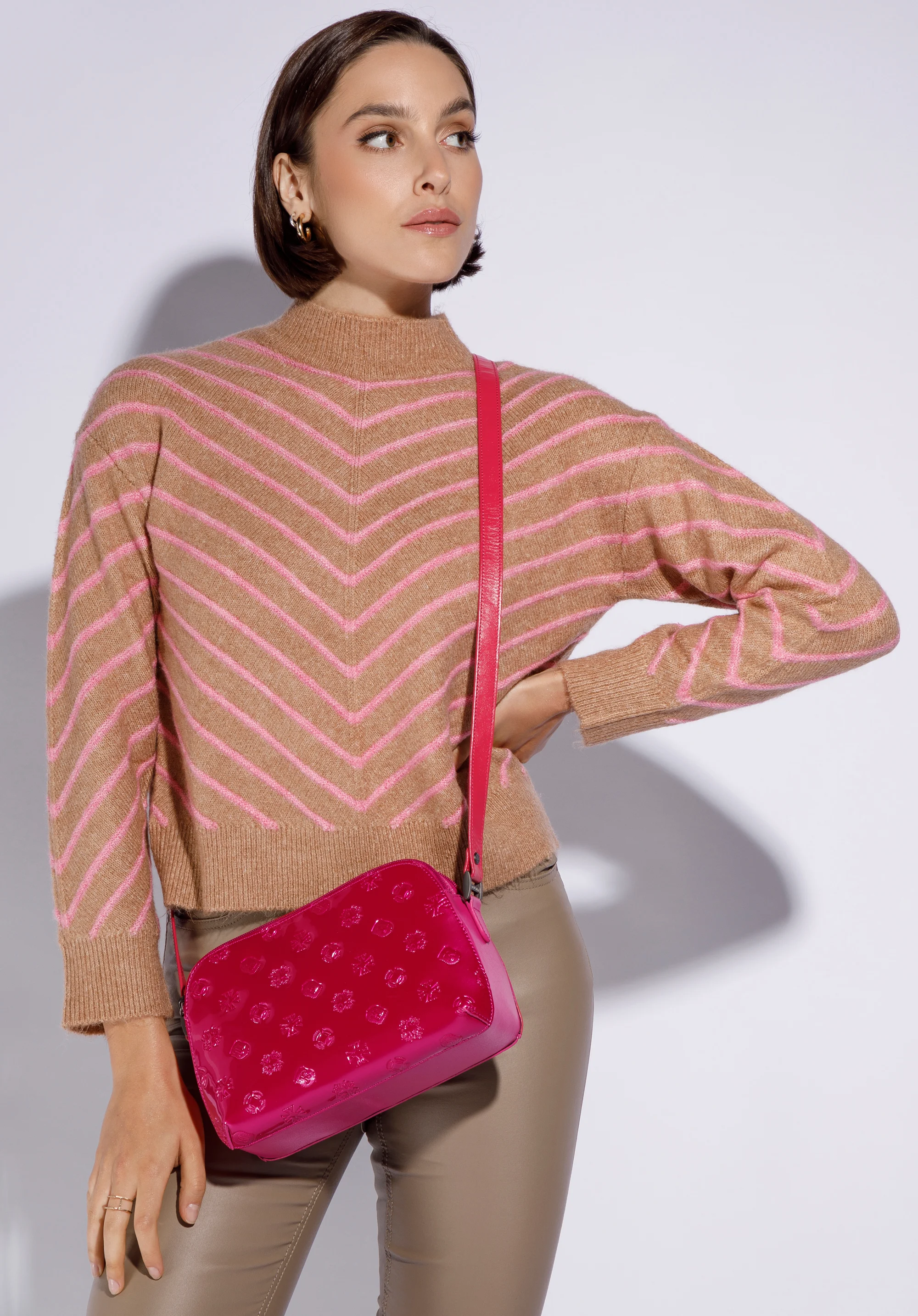 Damska listonoszka skórzana lakierowana z monogramem