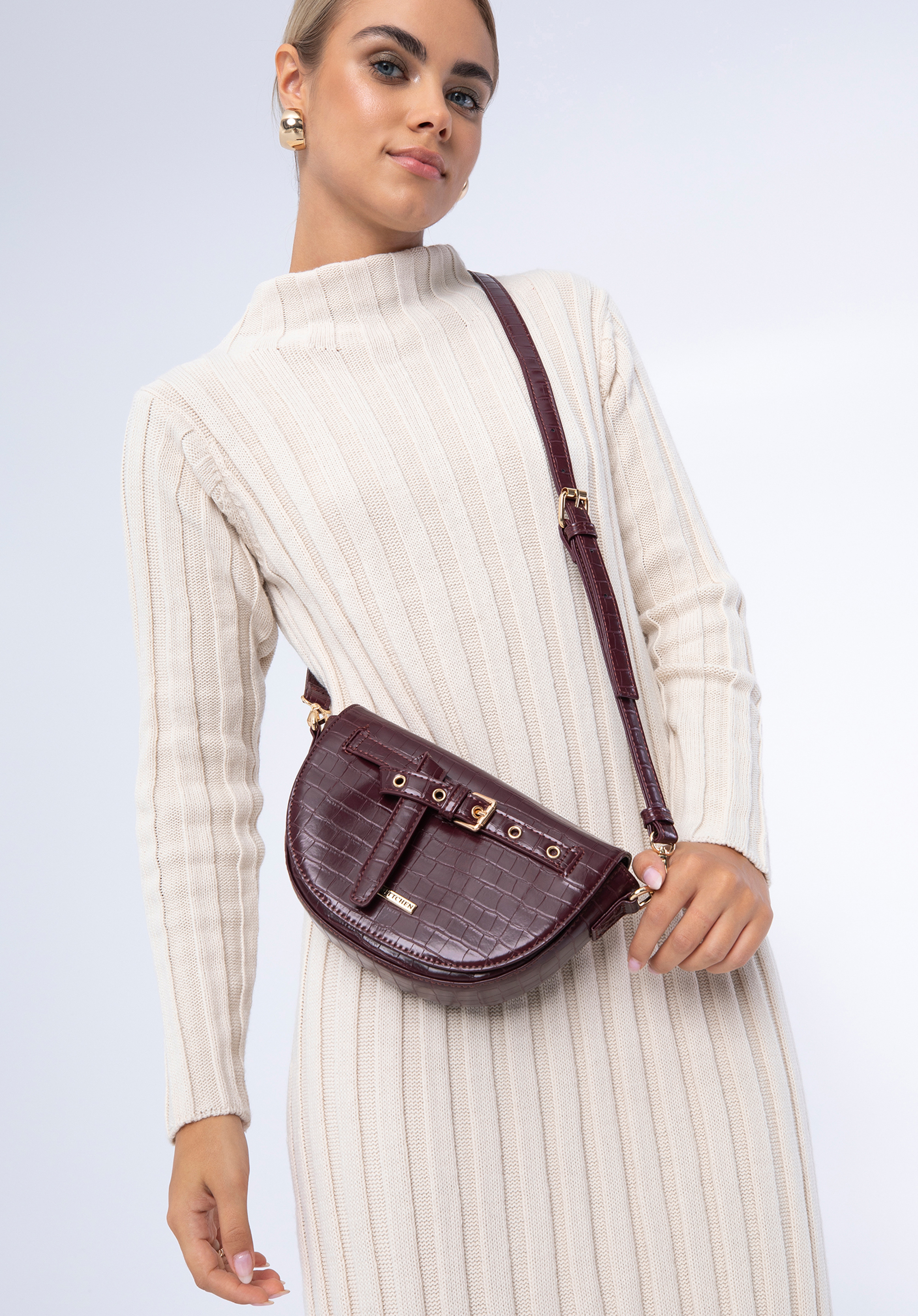 Damska listonoszka z ekoskóry croco z ozdobnym paskiem