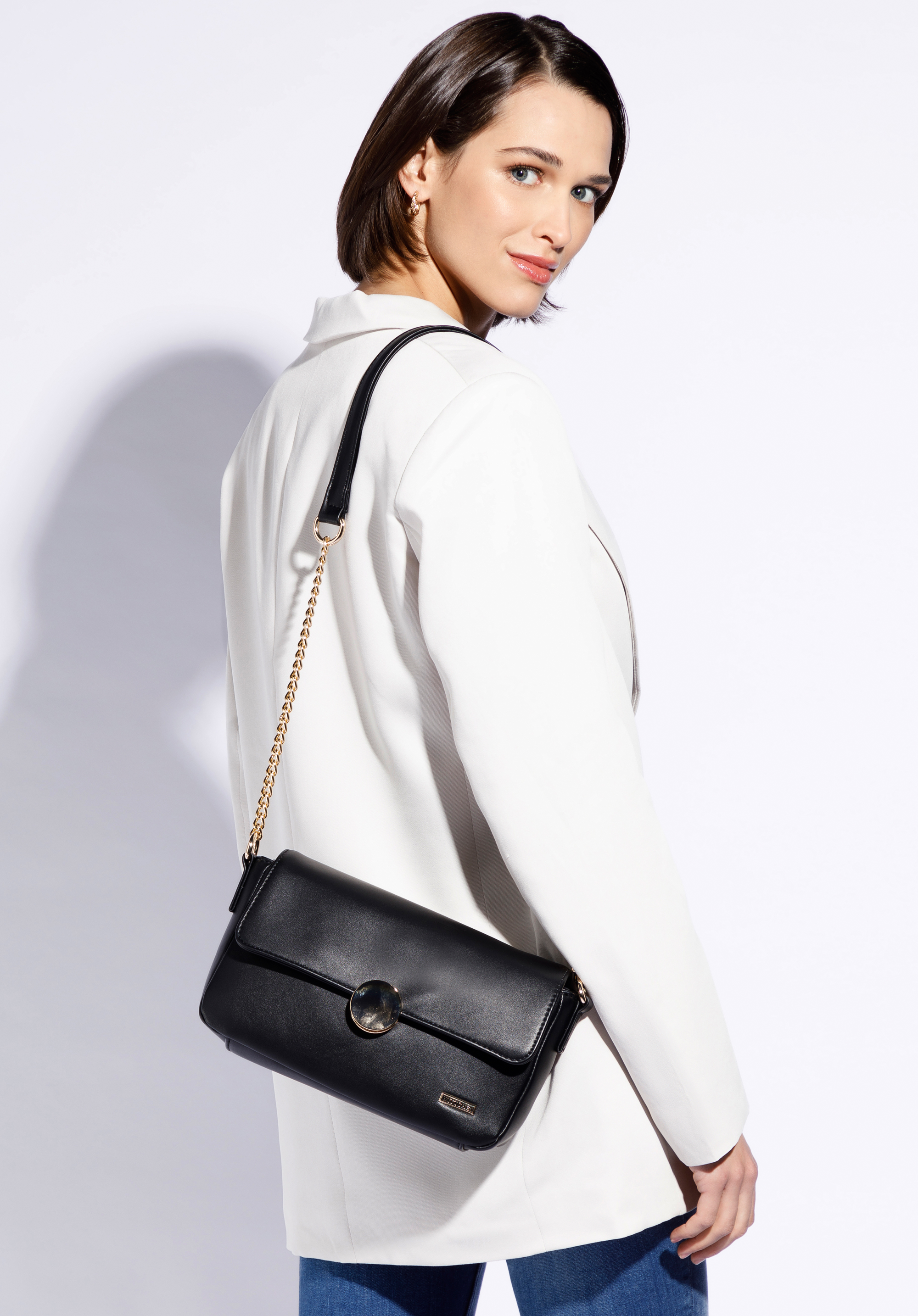 Damska listonoszka z ekoskóry z okrągłą klamrą