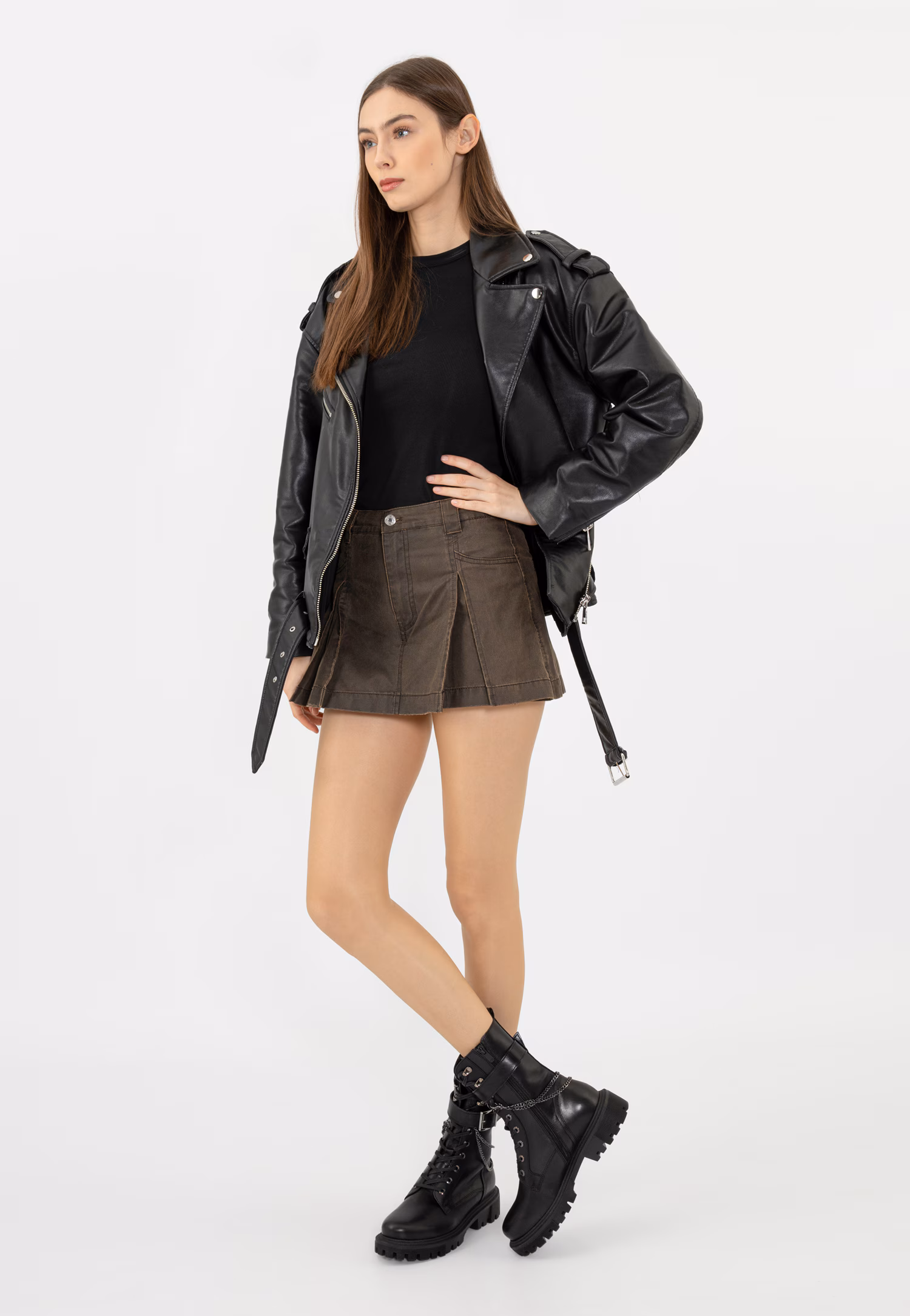 Czarne bikery damskie z odczepianym łańcuszkiem