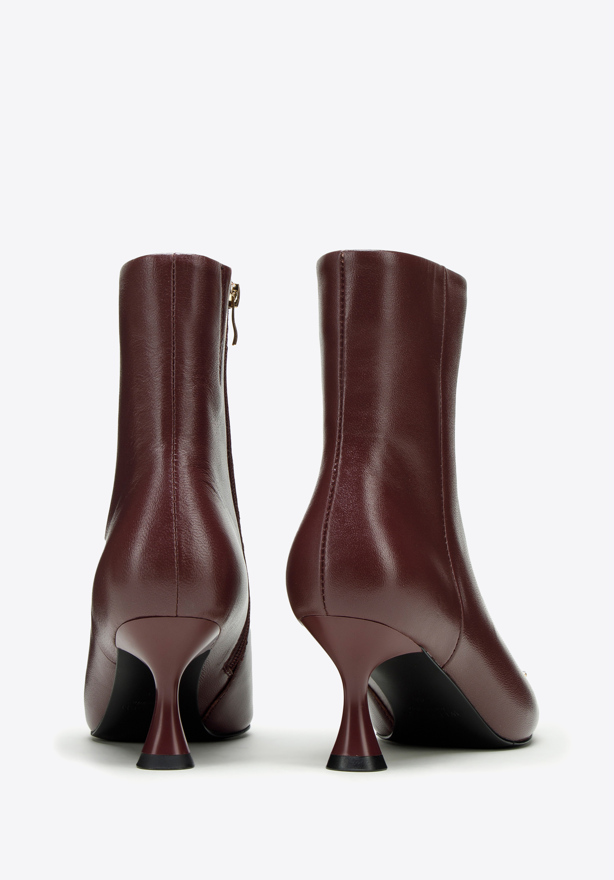 Botki skórzane z okrągłą klamrą na szpilce